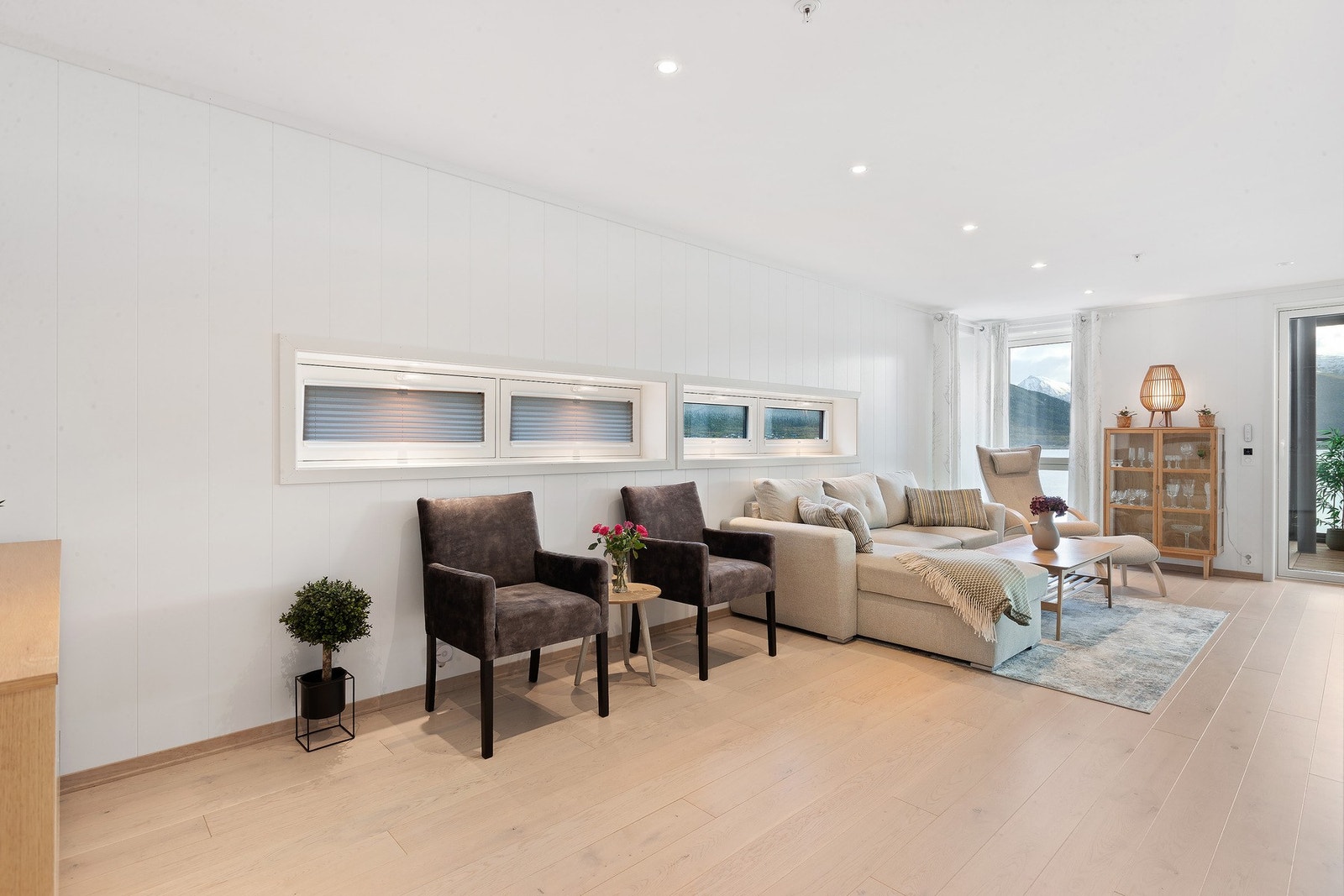 Lys og tiltalende stue med moderne overflater. Galleribilde