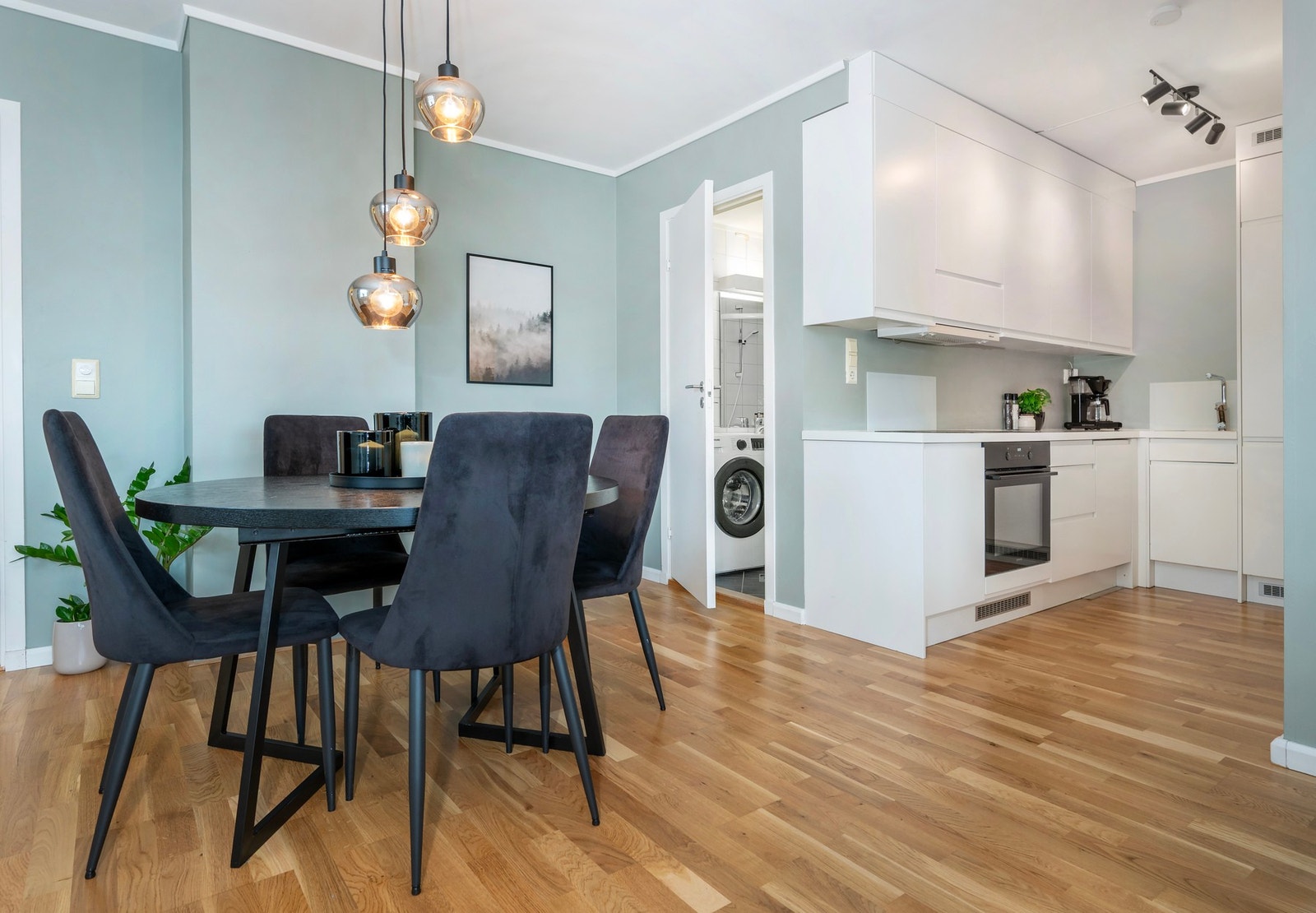 Naturlig sone for spisegruppe i tilknytning kjøkkenet. Galleribilde