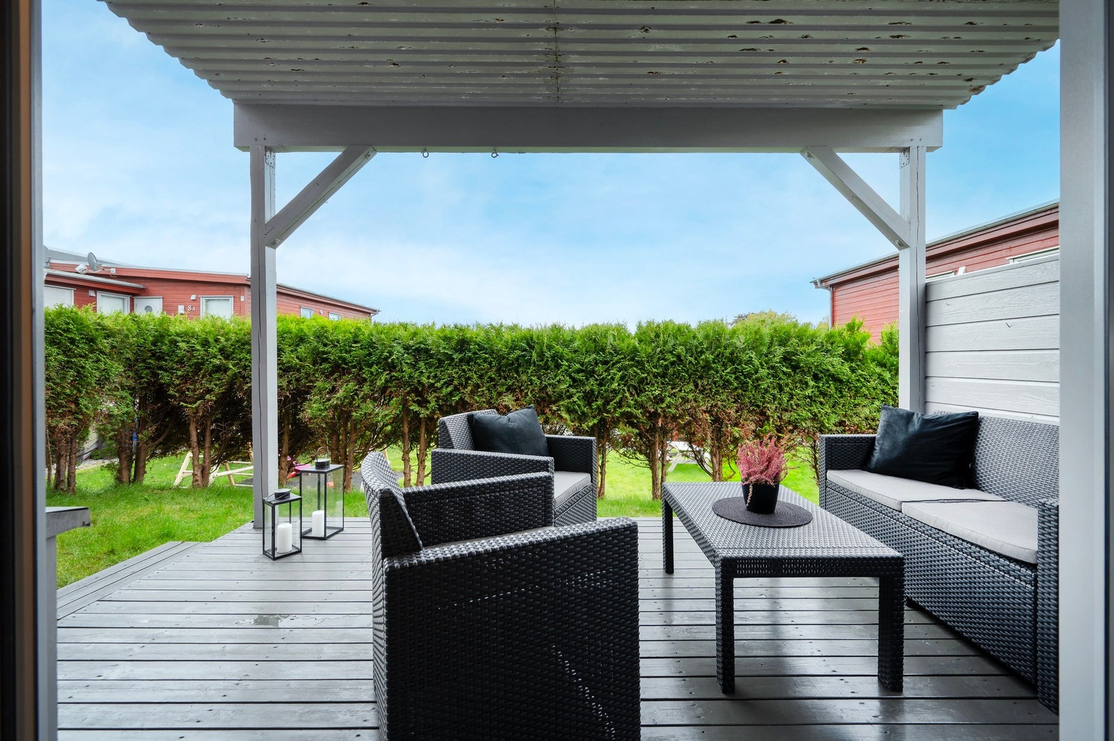 Her har du en usjenert uteplass med gode solforhold og god plass til hagemøbler. Galleribilde