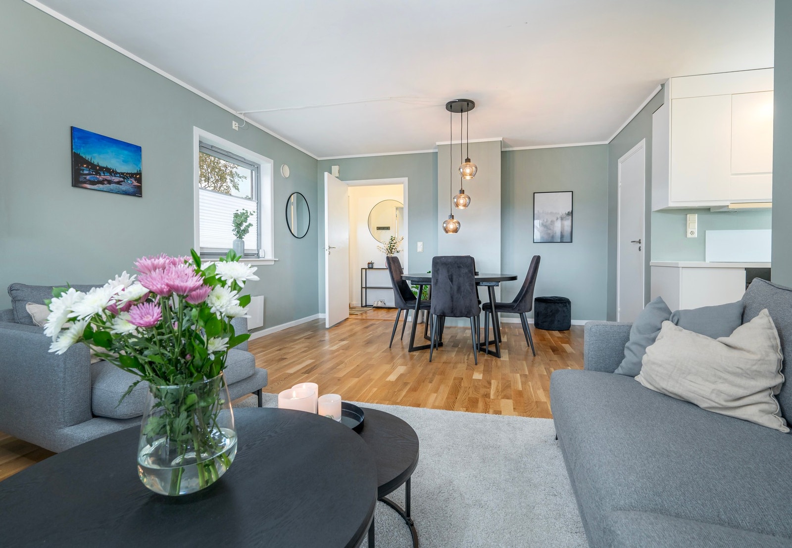 Leiligheten ligger i 1. etasje i en flermannsbolig oppført i 2005. Galleribilde