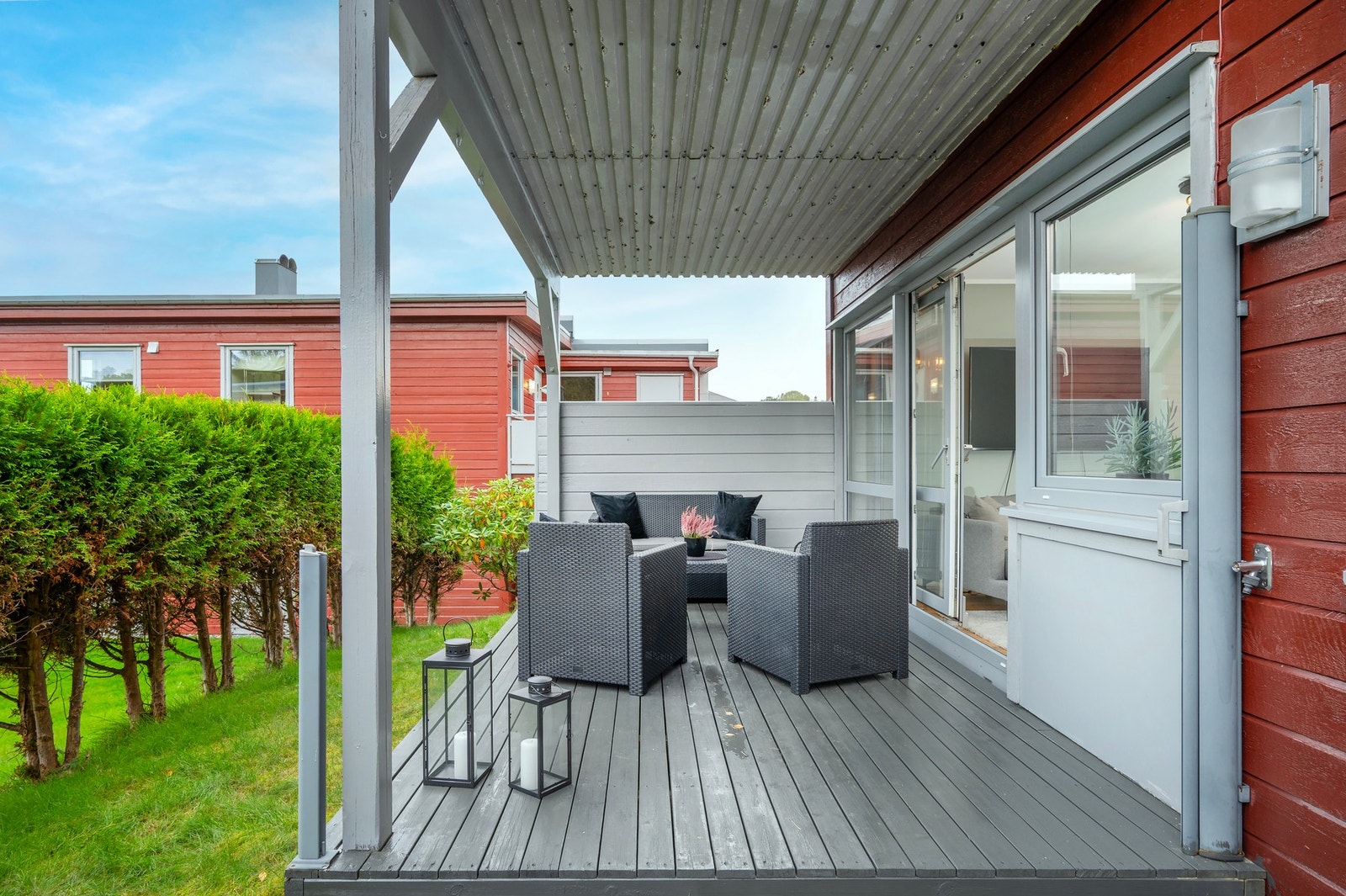 Overbygd terrasse med god plass til utemøbler. Galleribilde