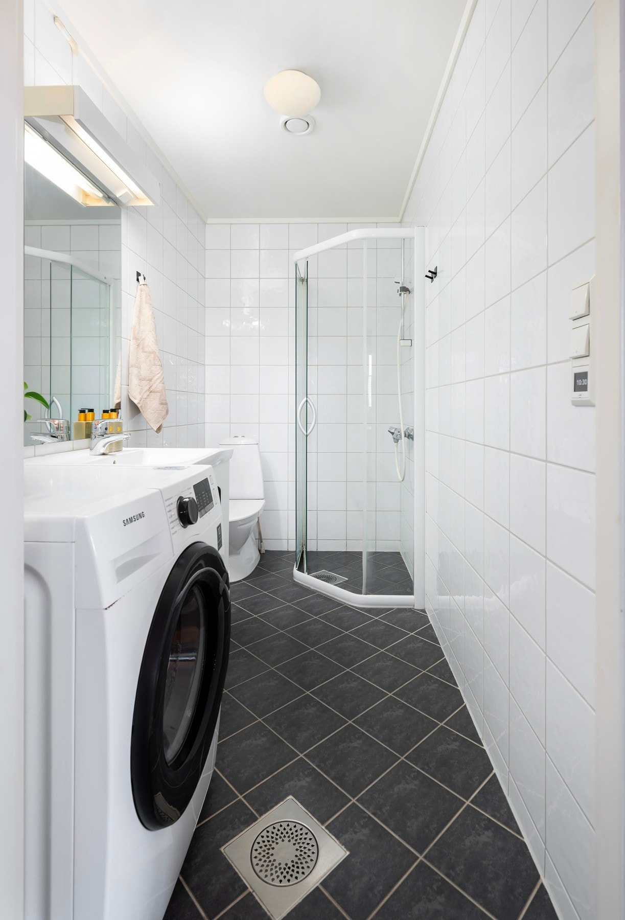 Flislagt baderom med elektriske varmekabler. Det er også opplegg for vaskemaskin på badet. Galleribilde