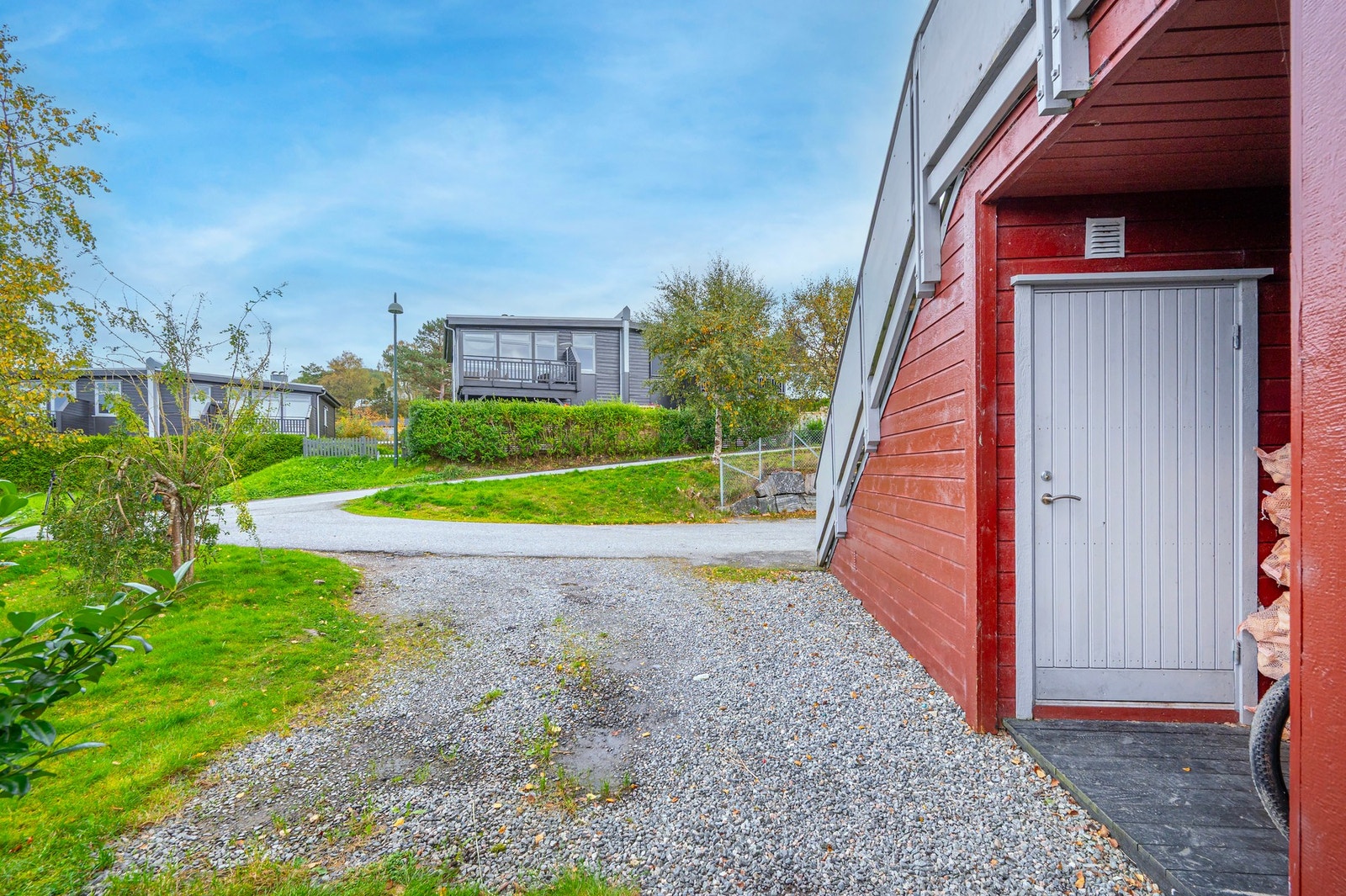 Boligen disponerer også en utvendig bod under trapp. Biloppstillingsplass felles med seksjonen over. Galleribilde