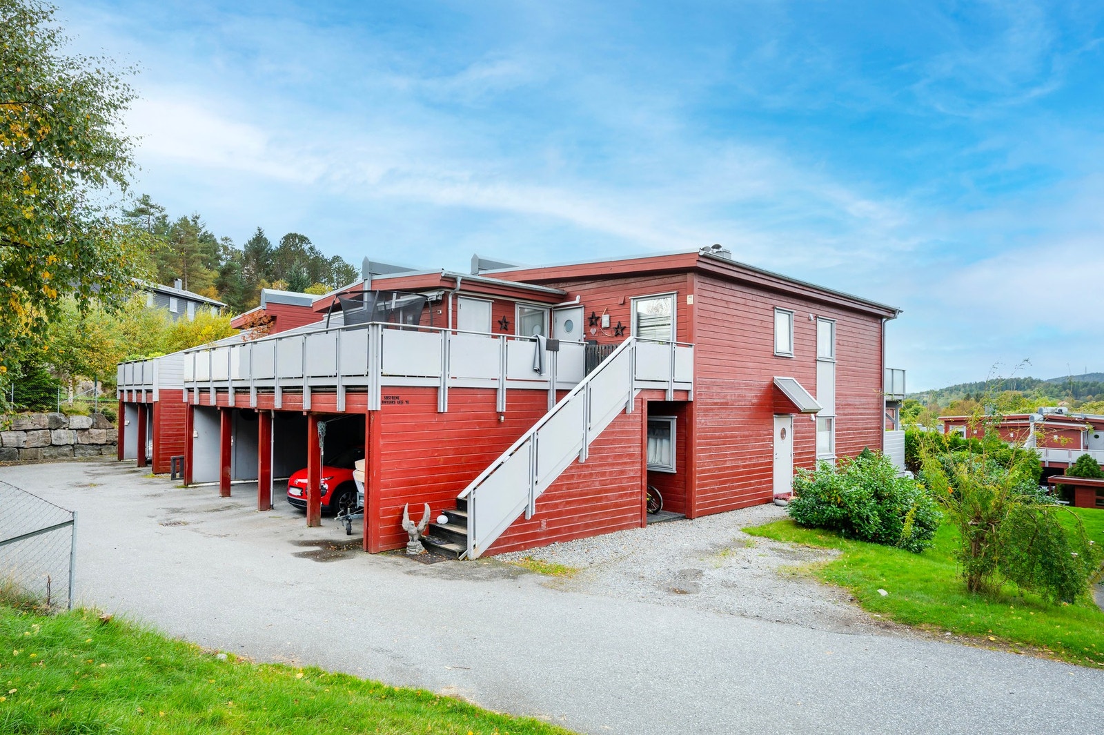 Det disponeres parkeringsplass i carport. Galleribilde