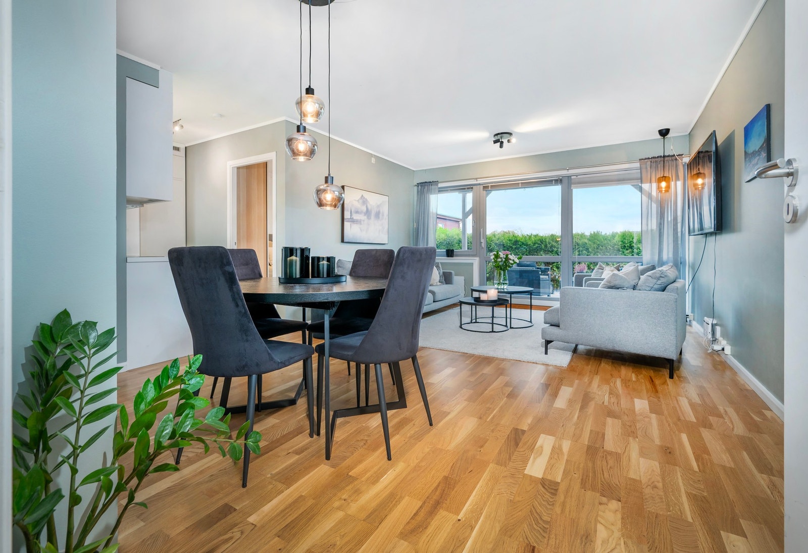 Det er lagt parkett på gulv. Galleribilde