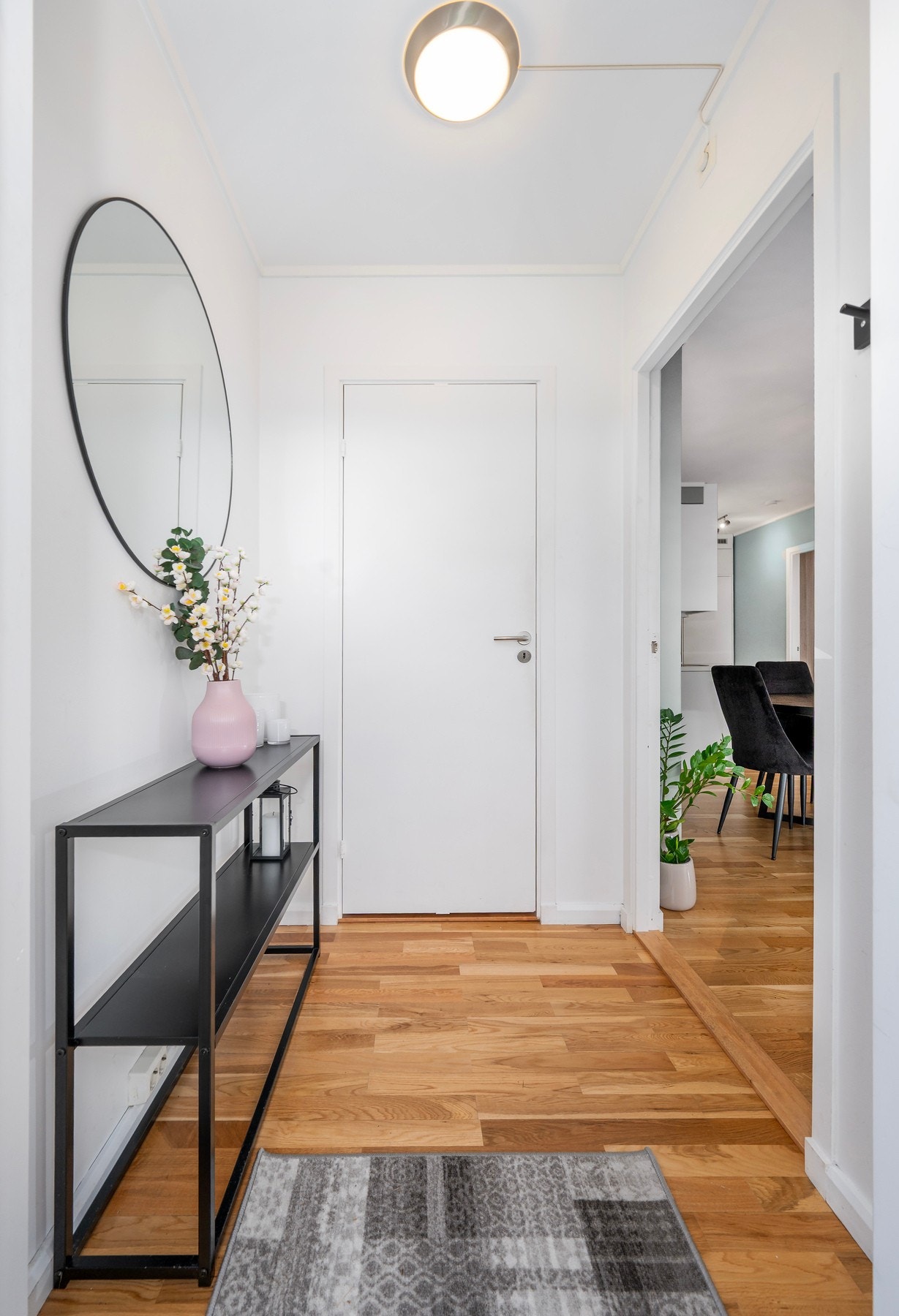 Trivelig entrè med plass til å henge fra seg tøy og sette fra seg sko. Galleribilde