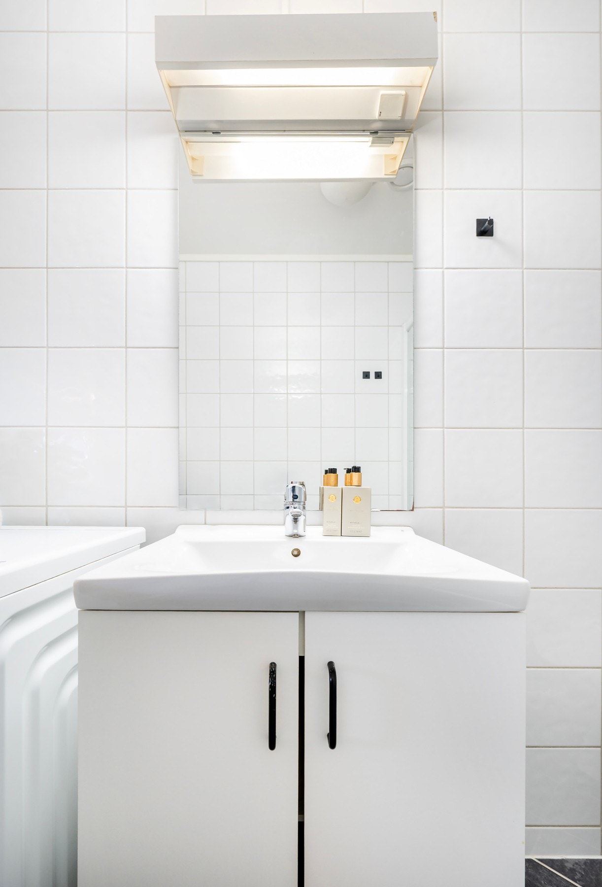 Innredning med nedfelt servant og speilskap. Galleribilde