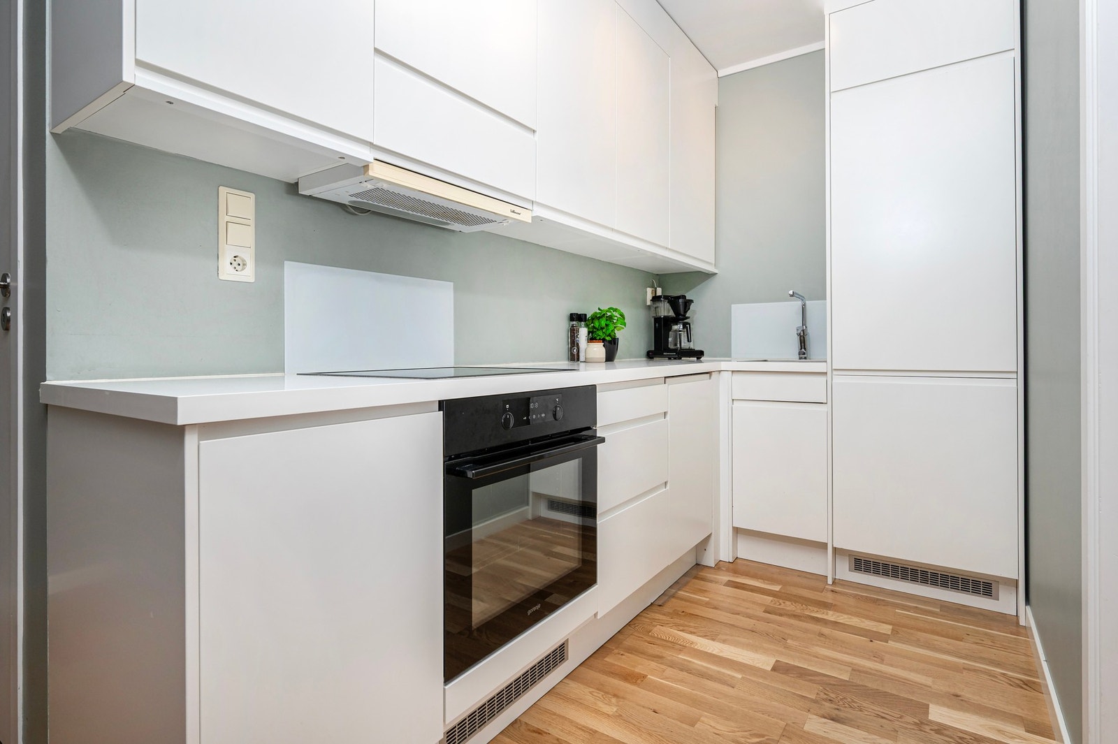 Tidløst Epoq kjøkken fra 2021 med glatte fronter og integrerte hvitevarer. Galleribilde