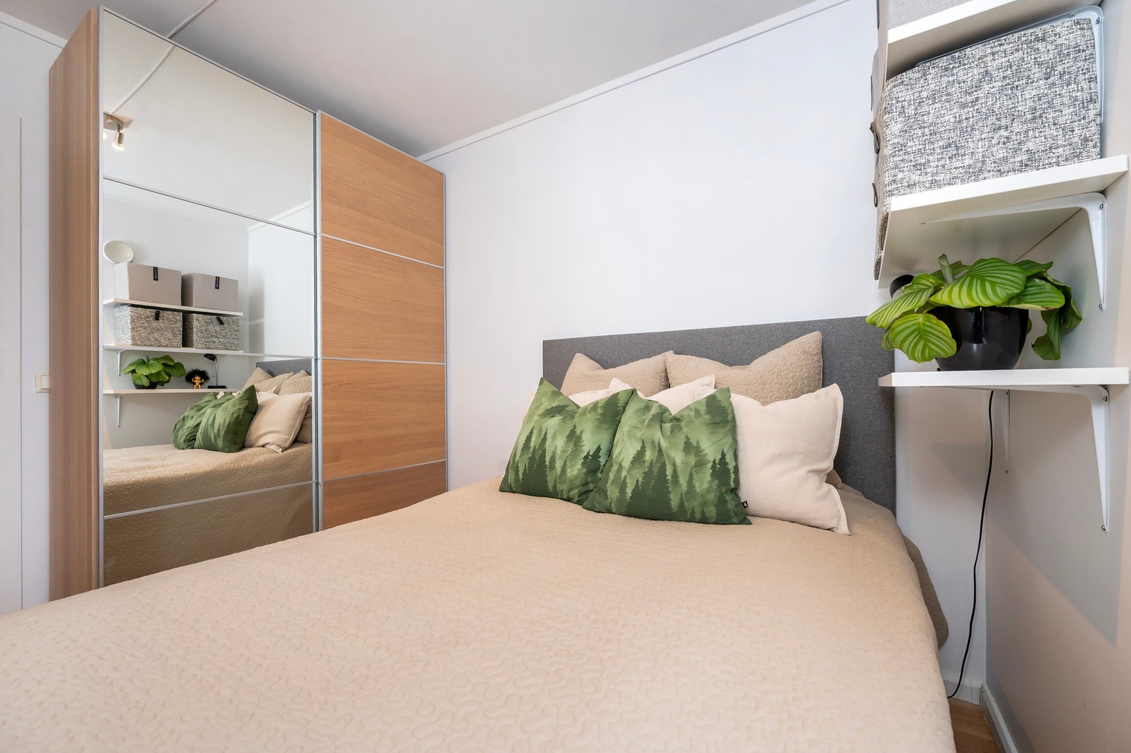 Garderobeskap med speildør. Galleribilde