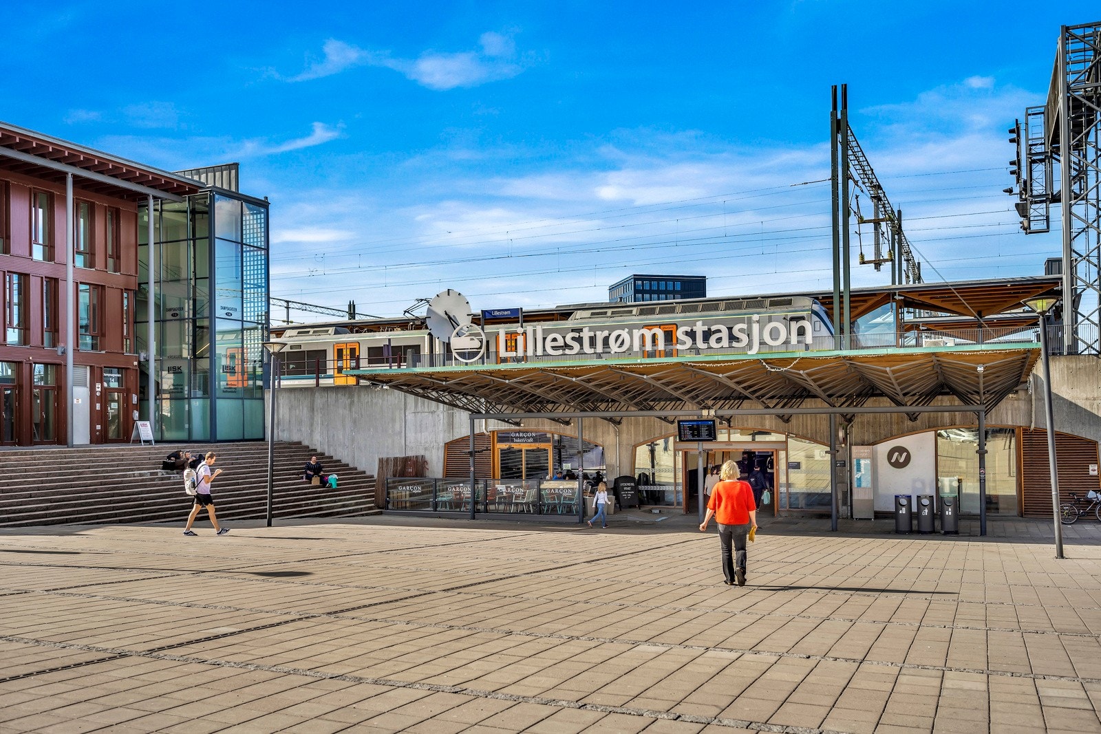 Gangavstand til toget som tar deg inn til Oslo på bare 10 minutter - avganger hvert. 10 minutt! Galleribilde