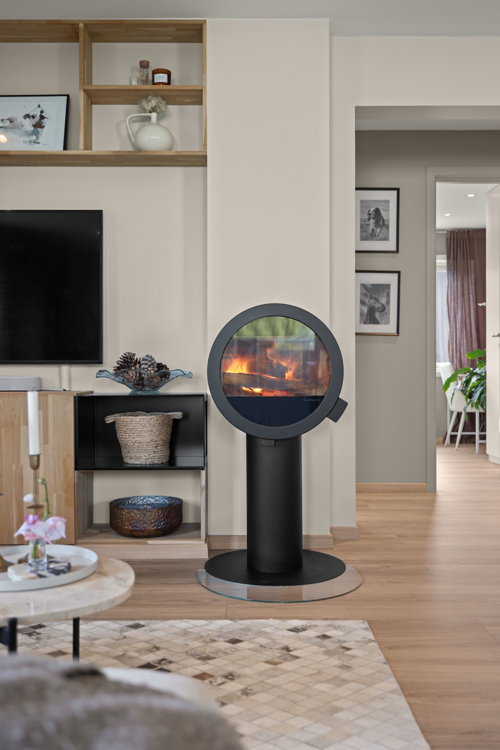 I stuen er det også satt inn en flott peis fra Nordpeis som sikrer god oppvarming, og med sideglassene blir flammene synlig fra flere vinkler. Galleribilde
