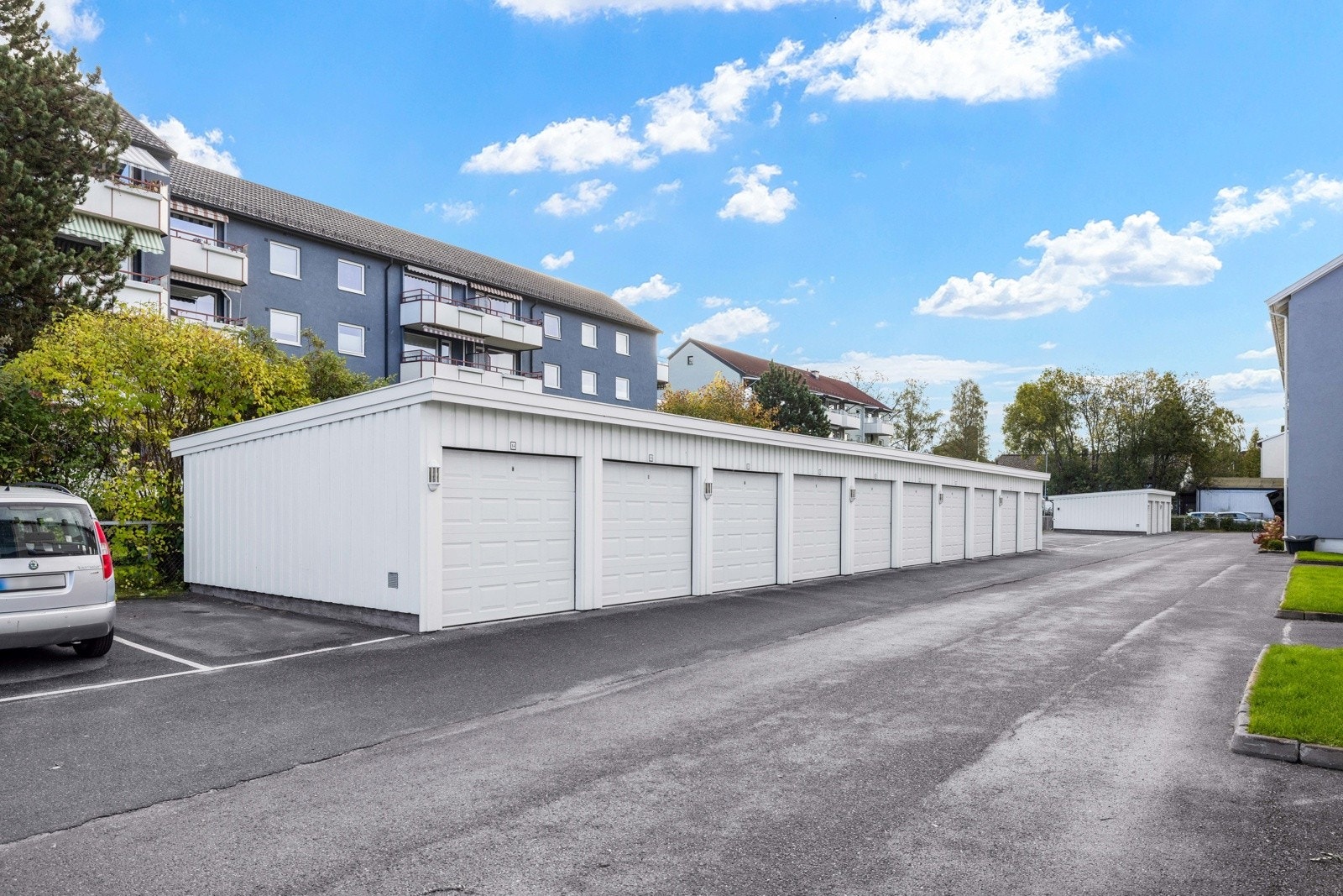 Det er muligheter for å leie parkeringsplasser og garasjeplasser, som fordeles av styret ettersom det er ledig. Galleribilde
