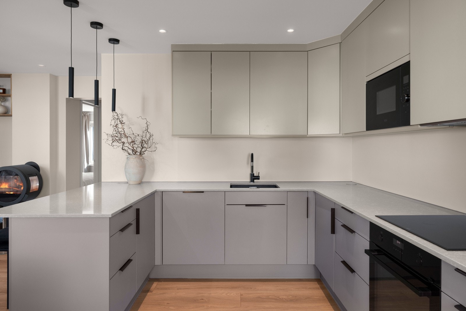 Kjøkkenet er minimalistisk med et stilrent, skandinavisk design fra Norema. Galleribilde