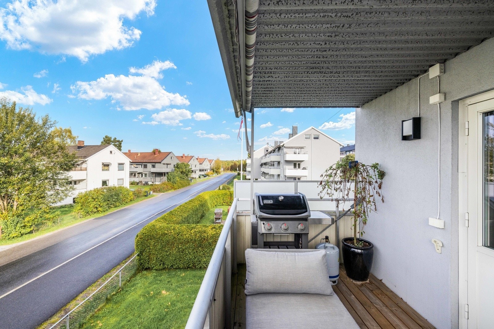 Borettslaget er kjent for sitt gode miljø og ryddige drift, og ligger perfekt til i byen - tilbaketrukket i rolig gate, men med gangavstand til alt. Galleribilde
