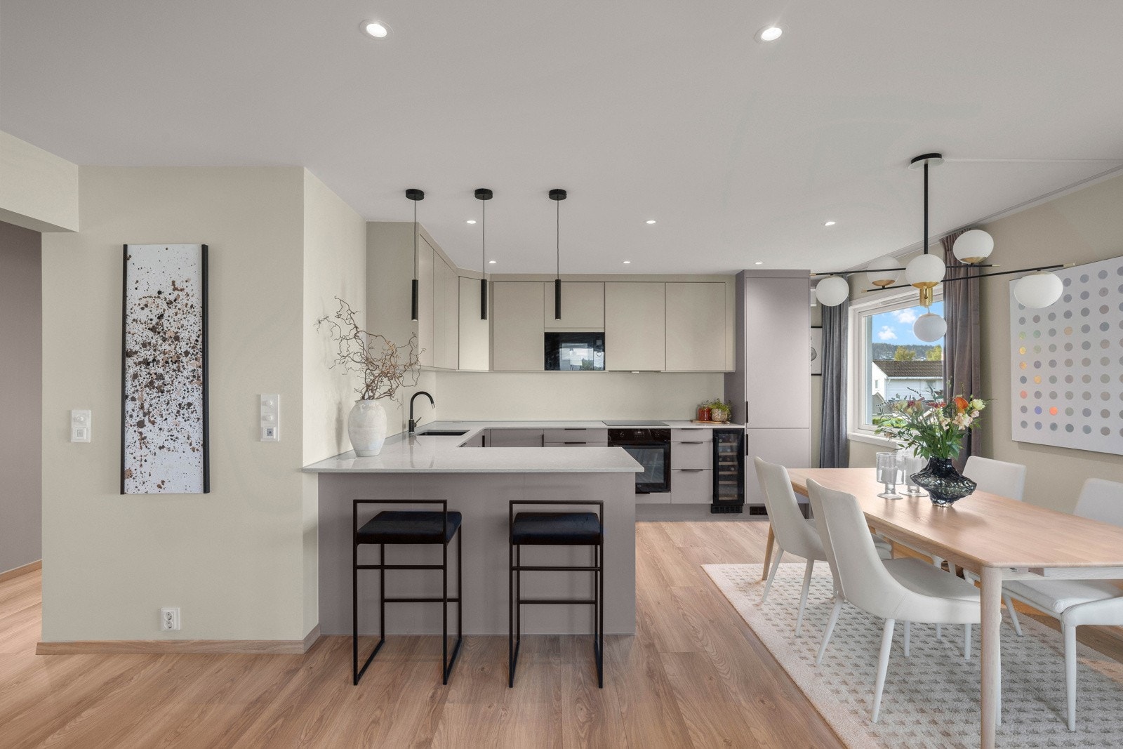 Hele leiligheten er blitt strippet ned og totalrenovert de siste årene, og resultatet er et strøkent og toppmoderne hjem med gode kvaliteter. Galleribilde