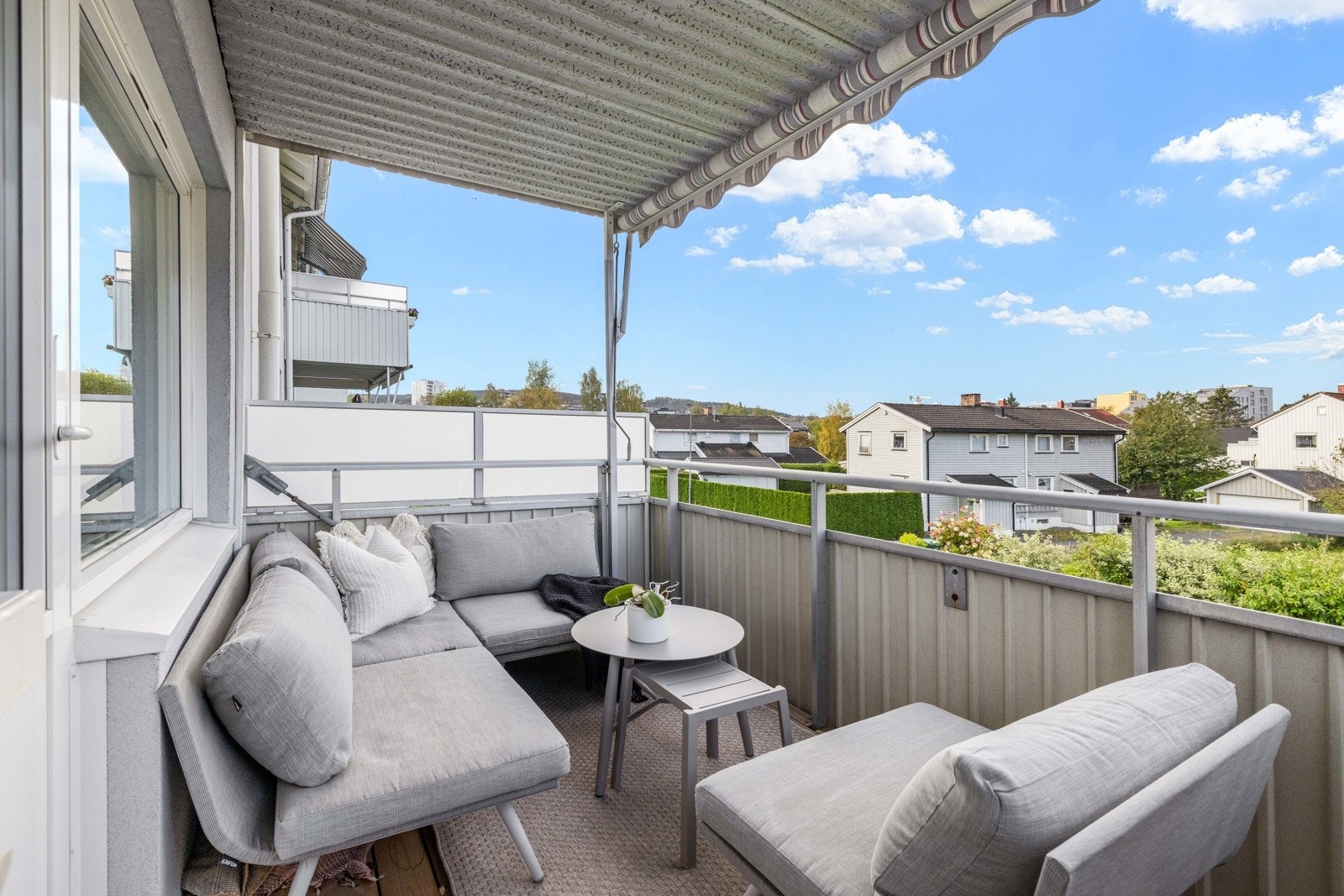 Vestvendt balkong med sol og hyggelig utsikt. Galleribilde