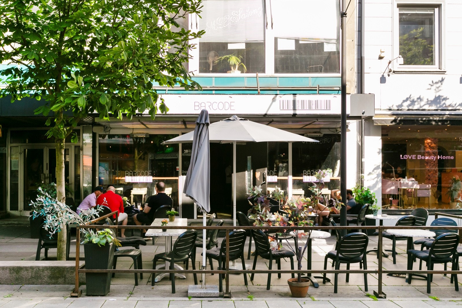 Alt av restauranter, utesteder og byliv i kort avstand. Galleribilde