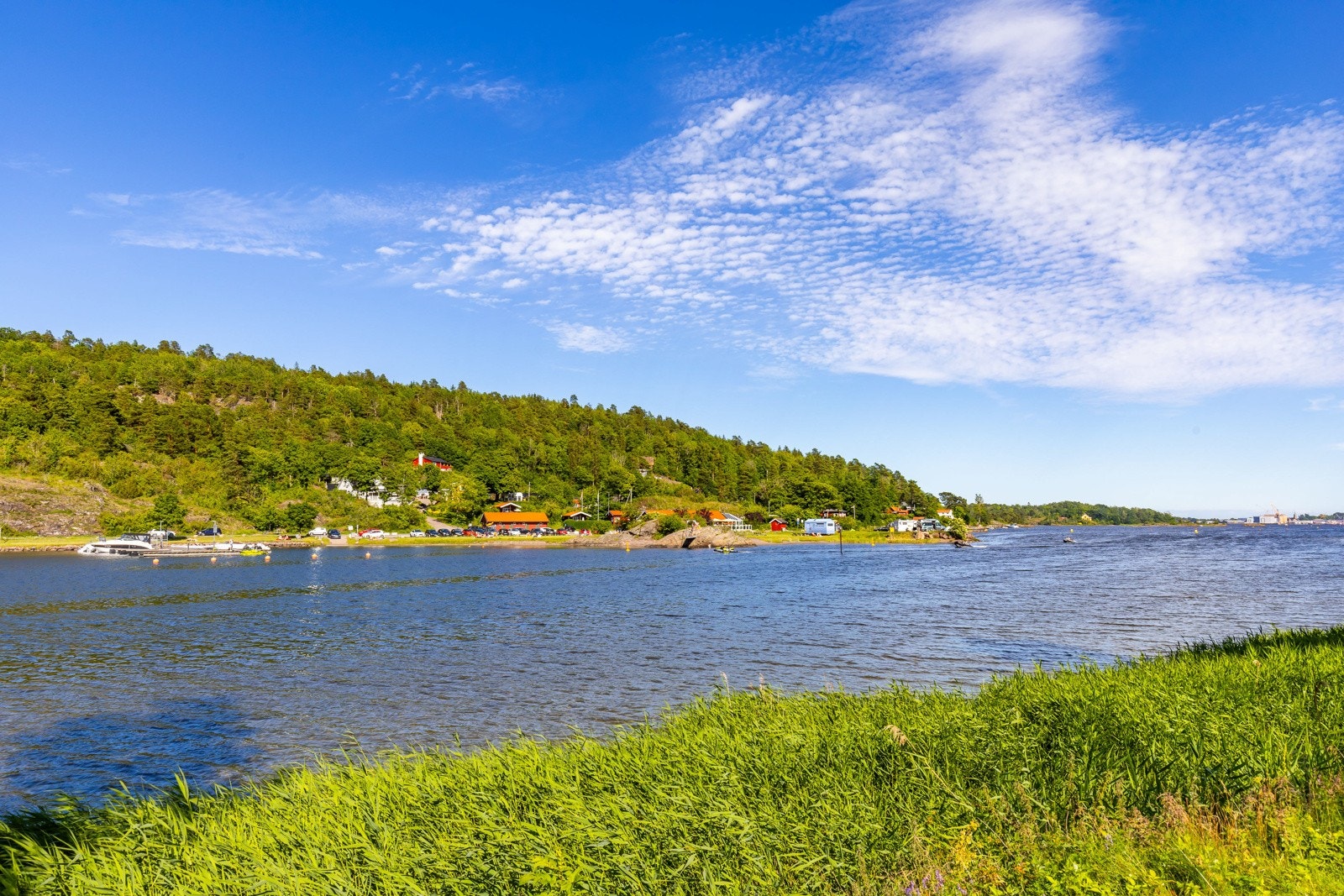 På varme dager blir det helt naturlig å trekke ned til fjorden for et avkjølende bad. Galleribilde