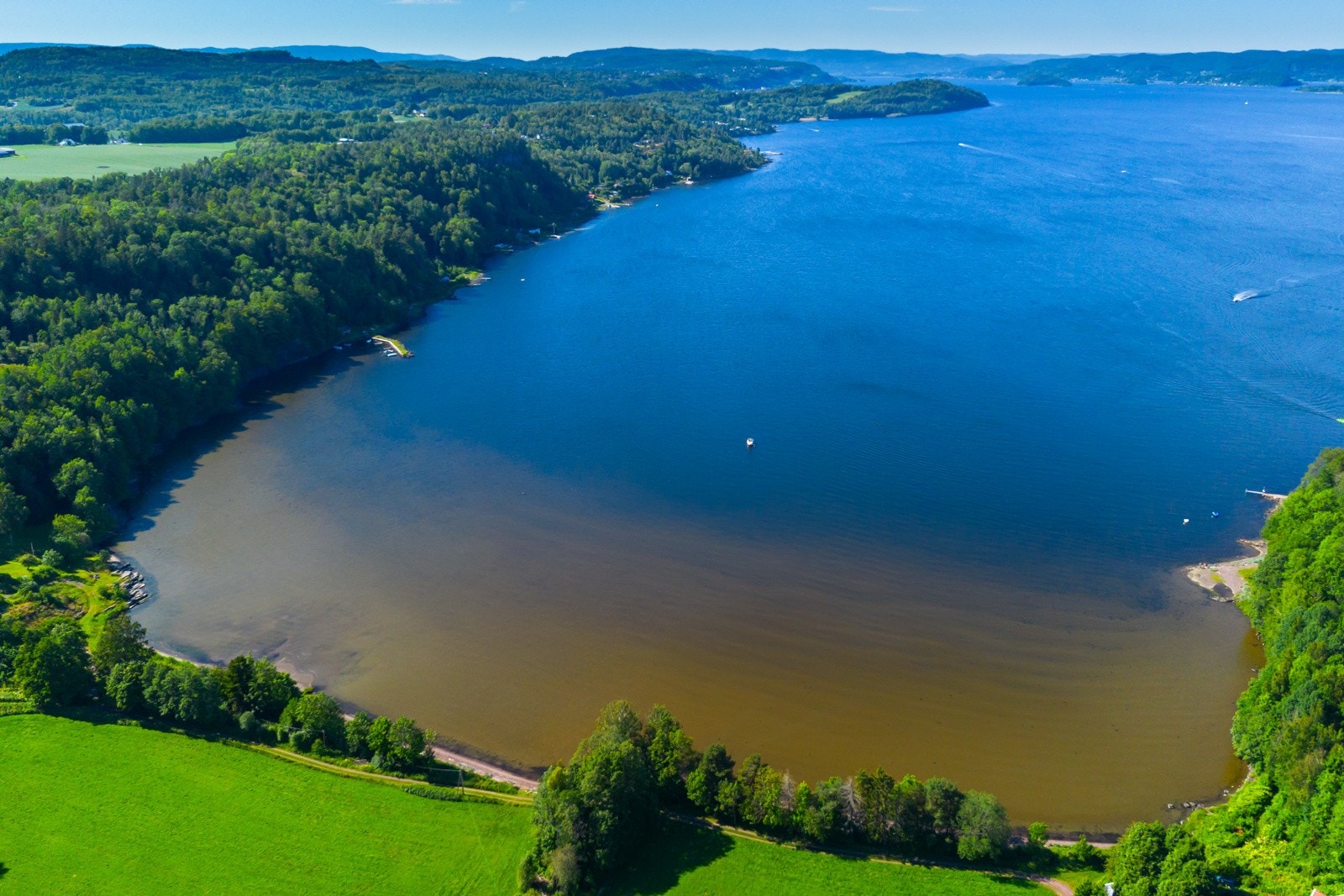 Fjorden nås på få minutter, med nydelige badeplasser langs en flott kyststi. Galleribilde