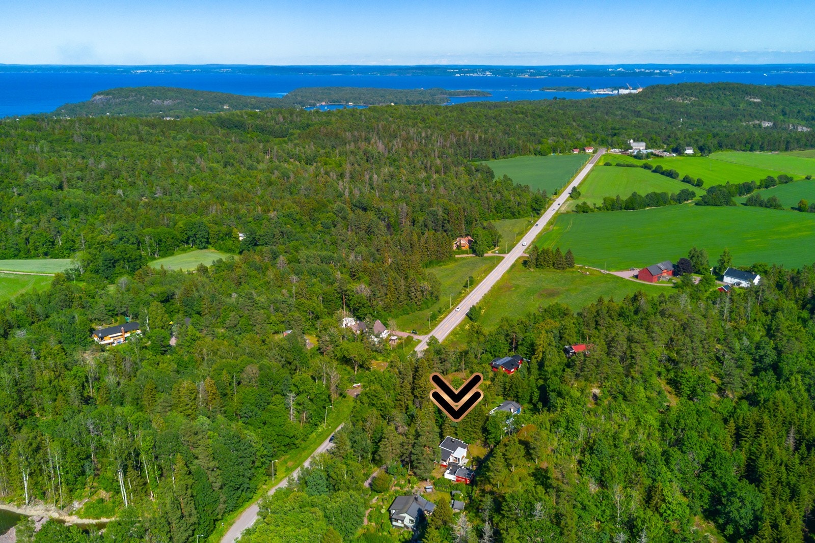 Hytta ligger i landlige og fredfulle omgivelser ved Falkensten og Frebergsvik, ca. 7 km nordvest for Horten sentrum i Horten kommune. Fjorden med gode bademuligheter nås på få minutter til fots, og like utenfor døra er det flott turterreng. Galleribilde