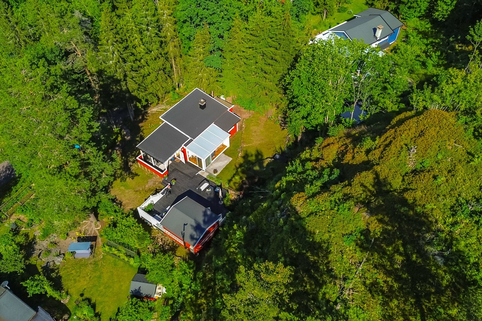 Hytta ligger usjenert til, der en nydelig hage omkranses av skogen. Galleribilde