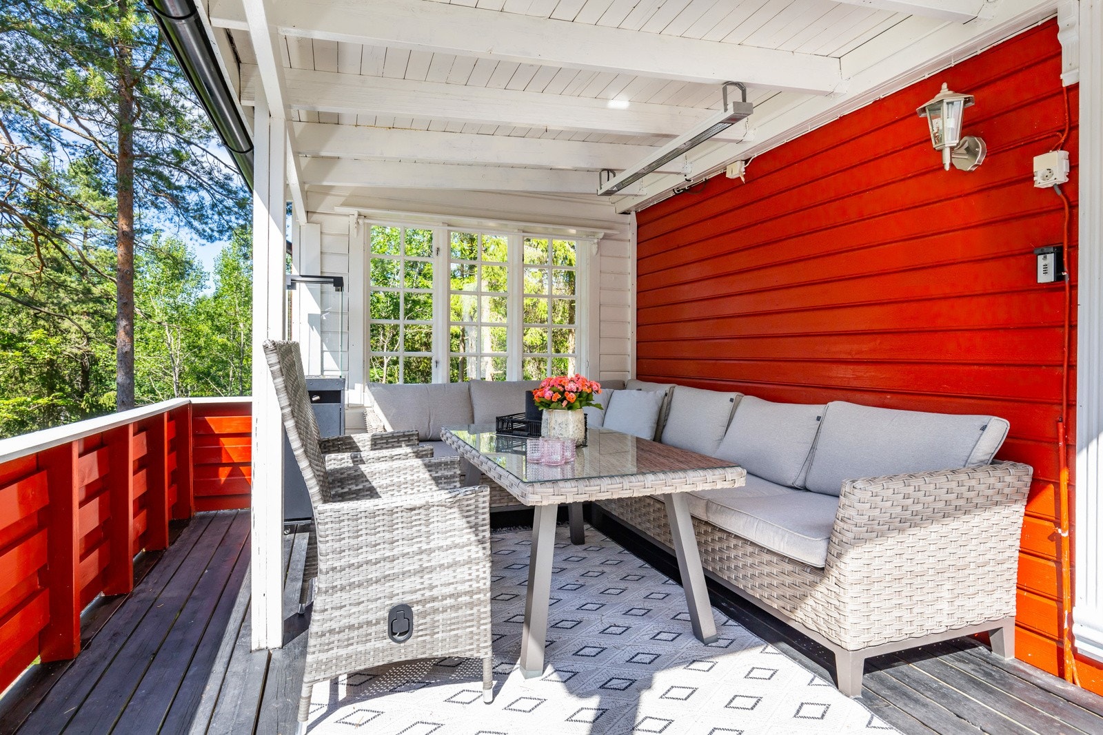 En stor skyvedør fører ut til en herlig og delvis overbygd terrasse på ca. 60 kvm, som fungerer som en skjermet uteplass for hygge gjennom hele sommeren. Galleribilde
