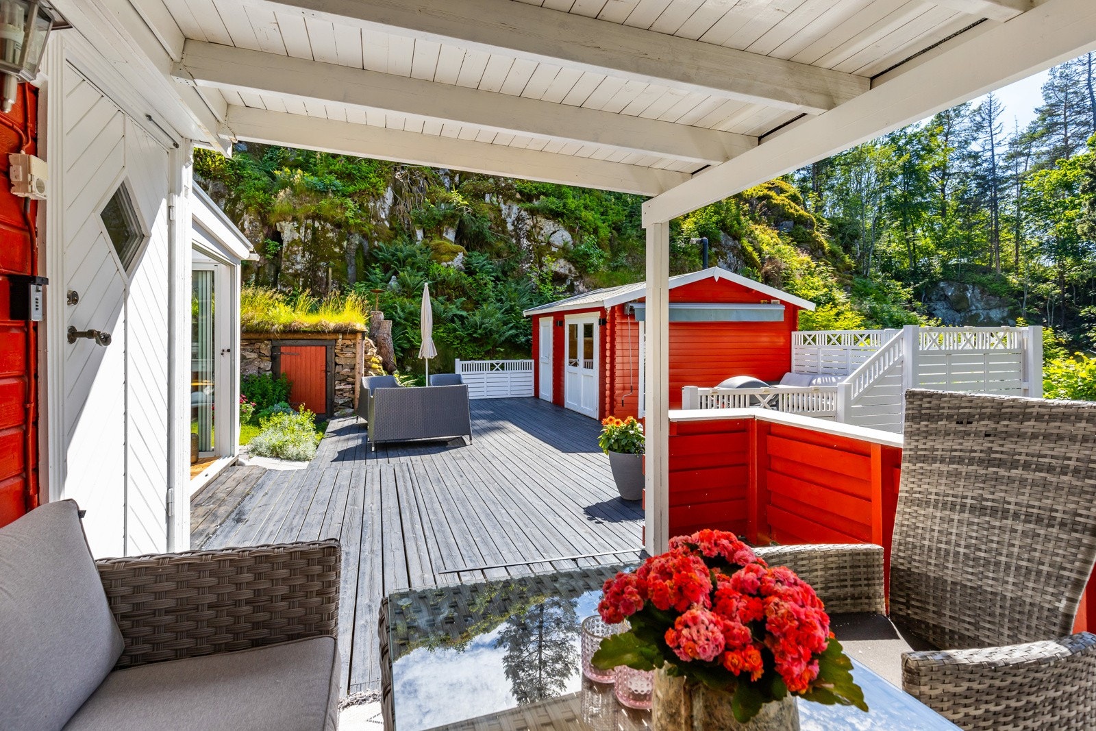 Belysning og utestikk er montert, noe som gjør terrassen perfekt til å bruke på kveldstid, enten det er til grilling, lesing eller hyggelige samtaler. Galleribilde