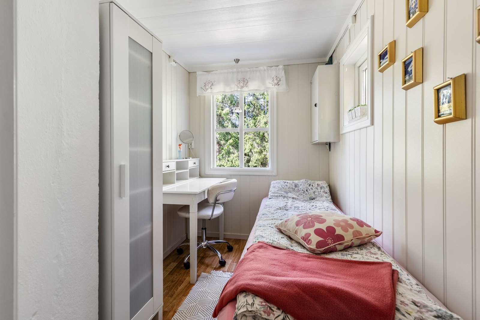 Det andre soverommet har plass til både seng og skrivepult. Galleribilde