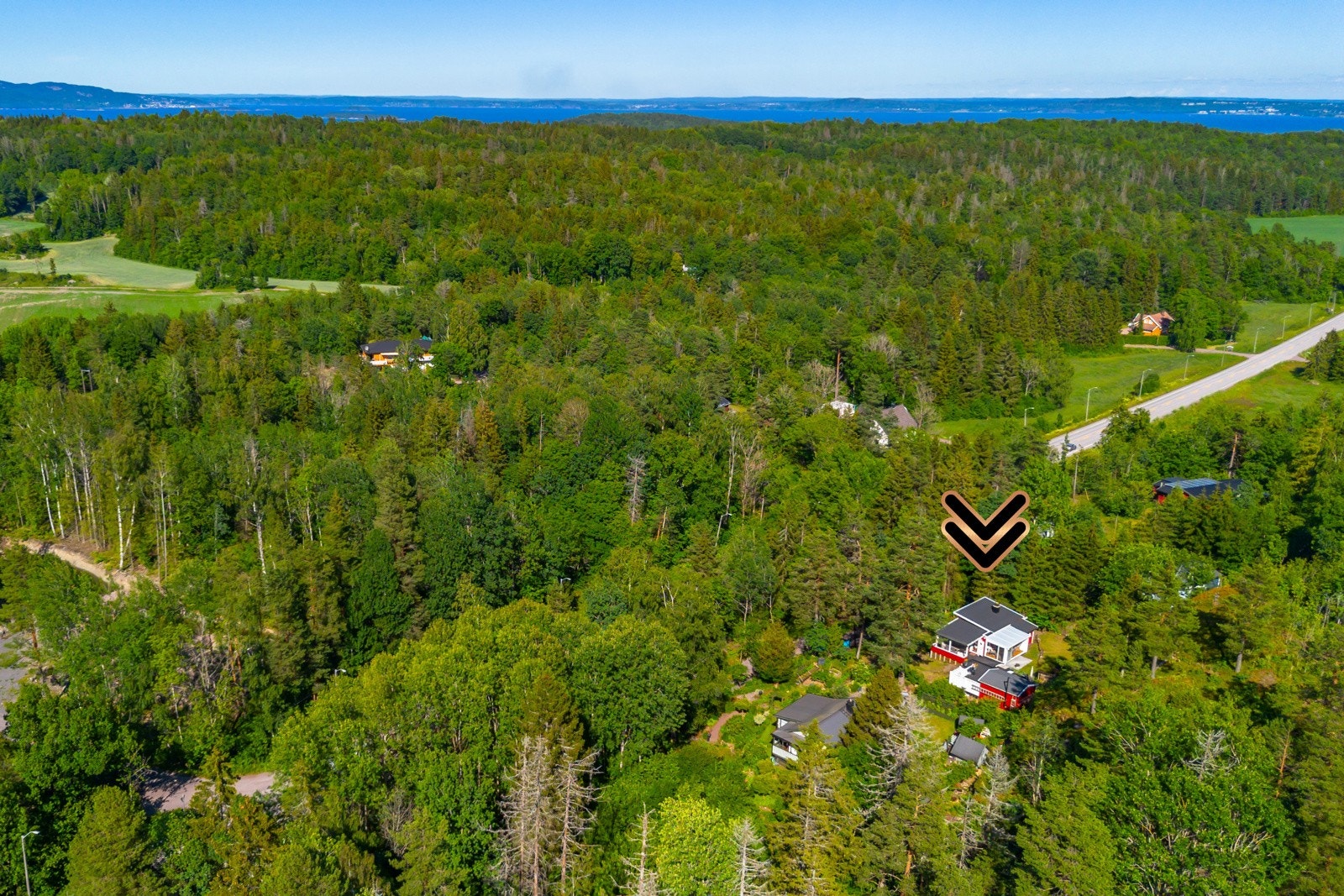 Omgivelsene er landlige og idylliske; scenen er satt for feriemodus og påfyll av energi. Galleribilde
