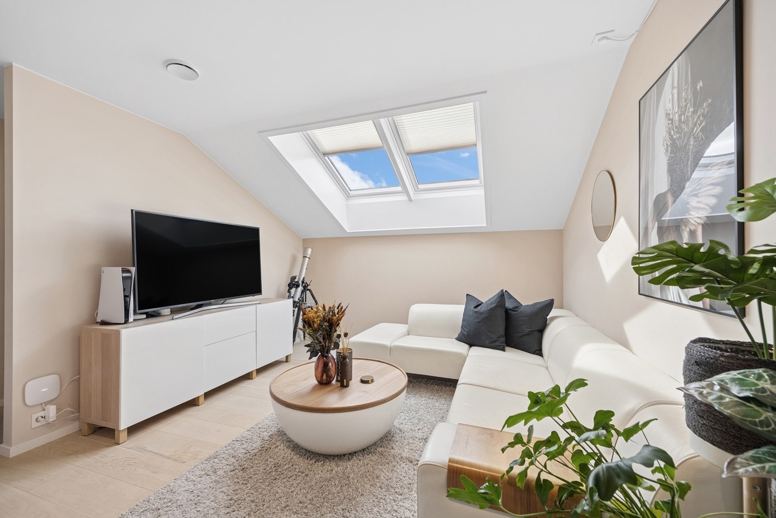 Loftstue. Galleribilde