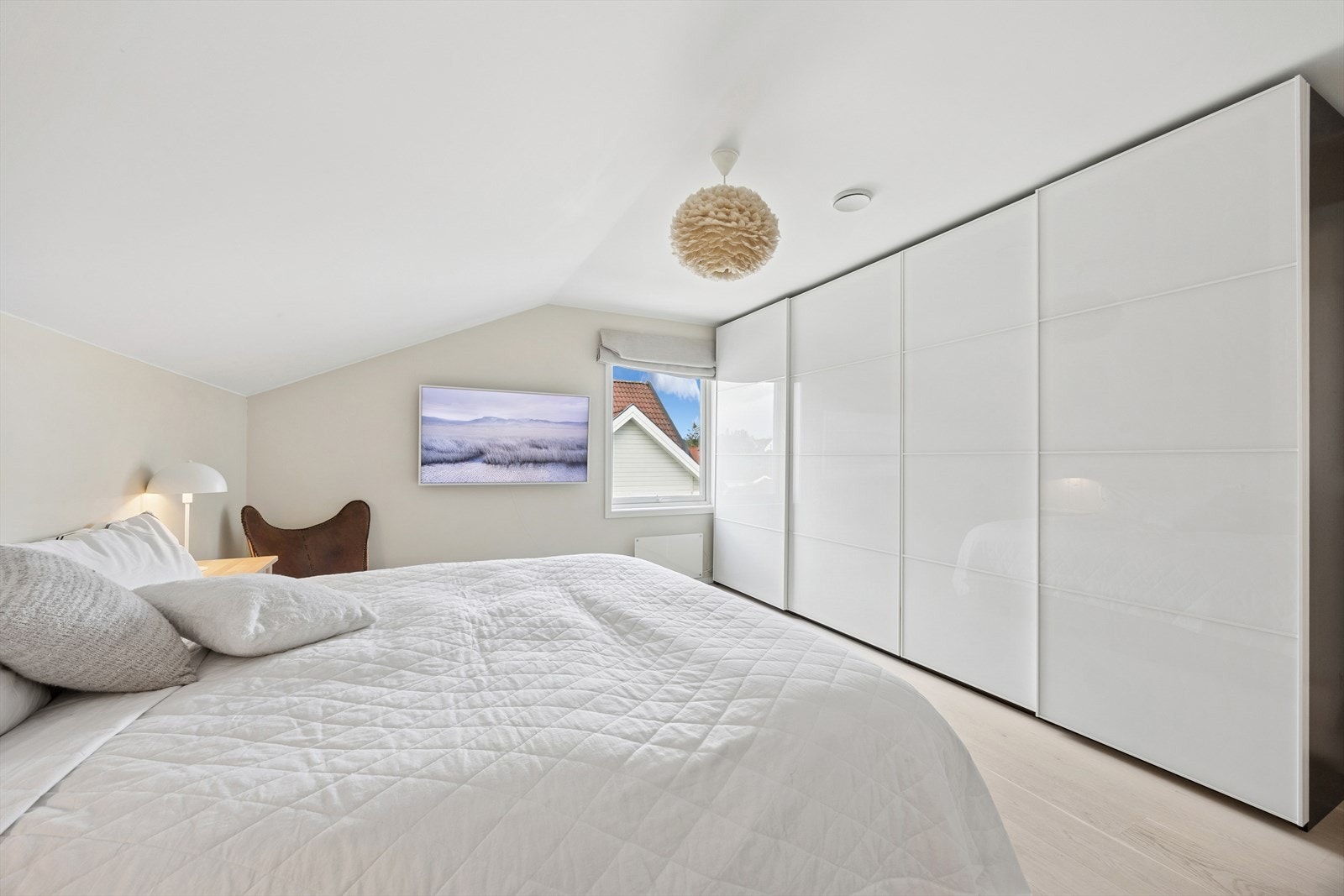Hovedsoverommet har god plass til dobbelseng og rikelig med garderobeskap. Galleribilde
