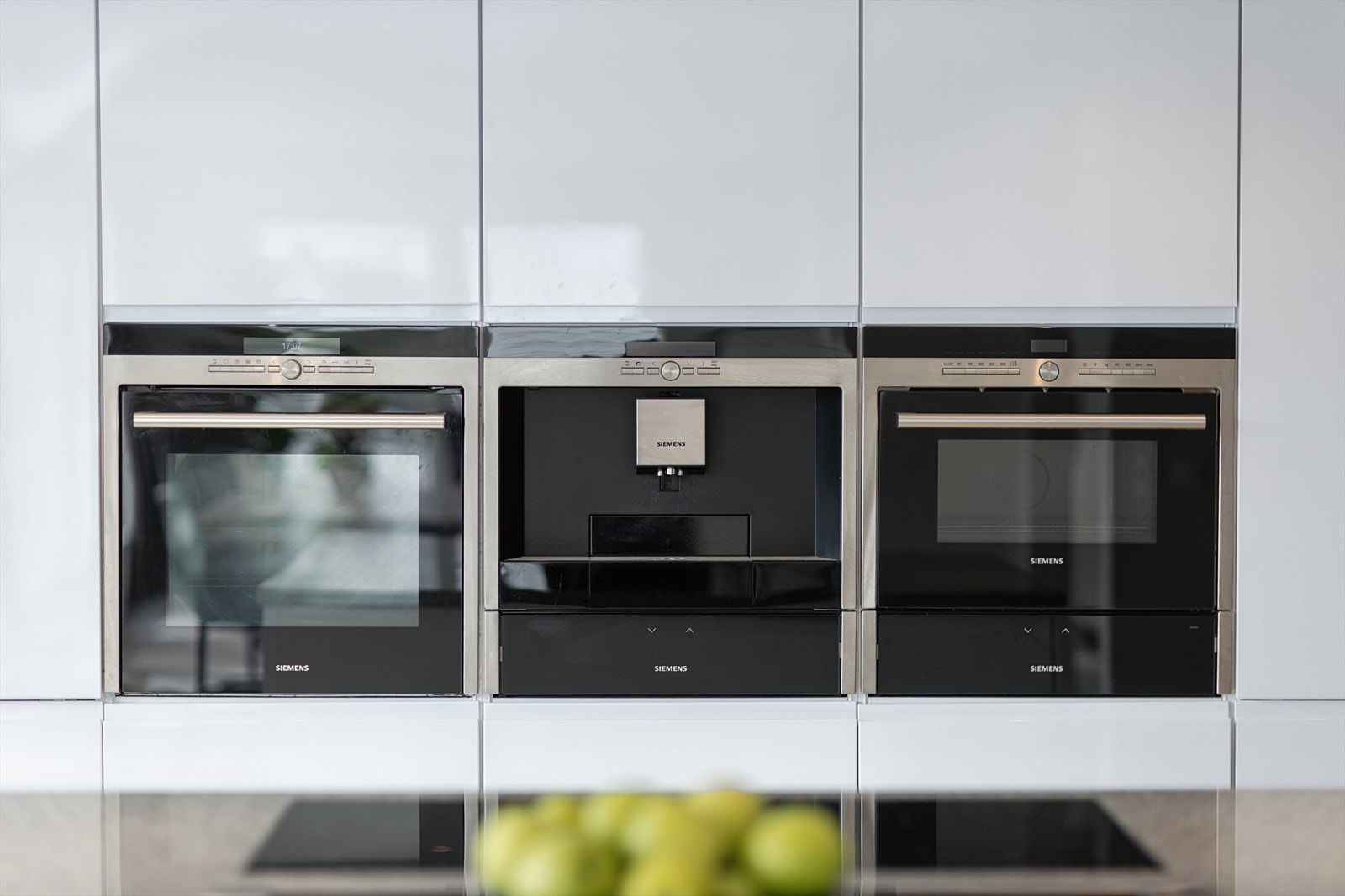 Kjøkkenet har integrert kjøleskap, kjøl/fryseskap, oppvaskmaskin, platetopp, kaffemaskin, micro og stekeovn. Galleribilde