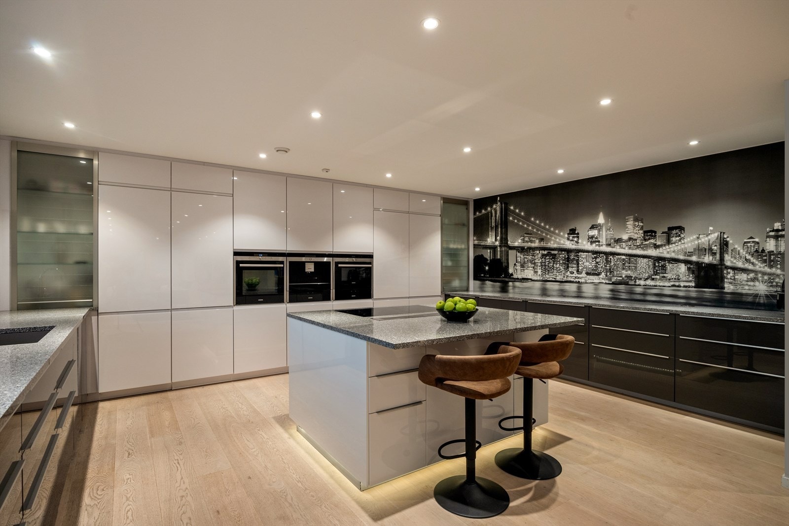 Kjøkkenet har rikelig med skap- og benkeplass. Galleribilde