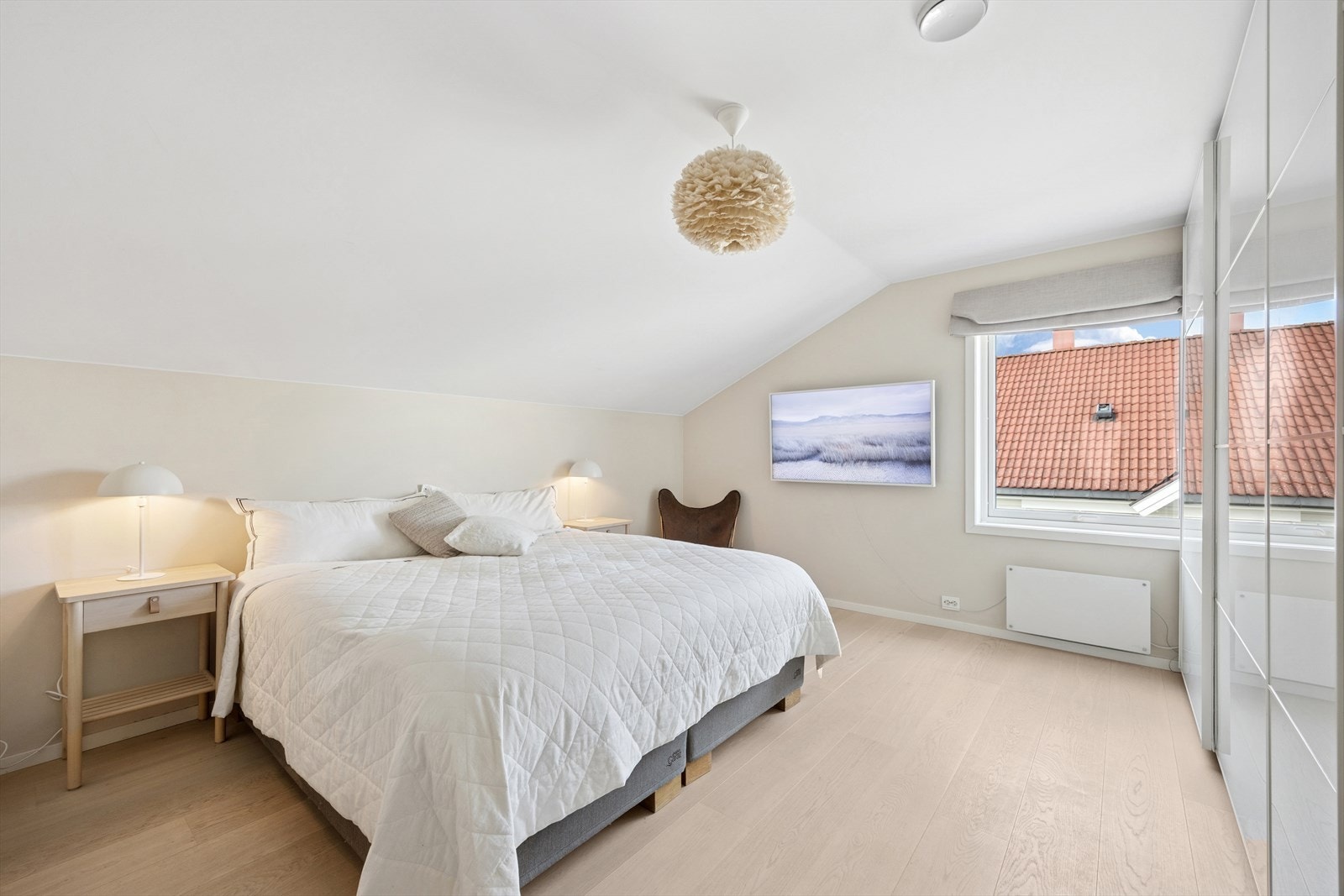 Soverommet er malt i lyse og behagelige veggtoner. Galleribilde