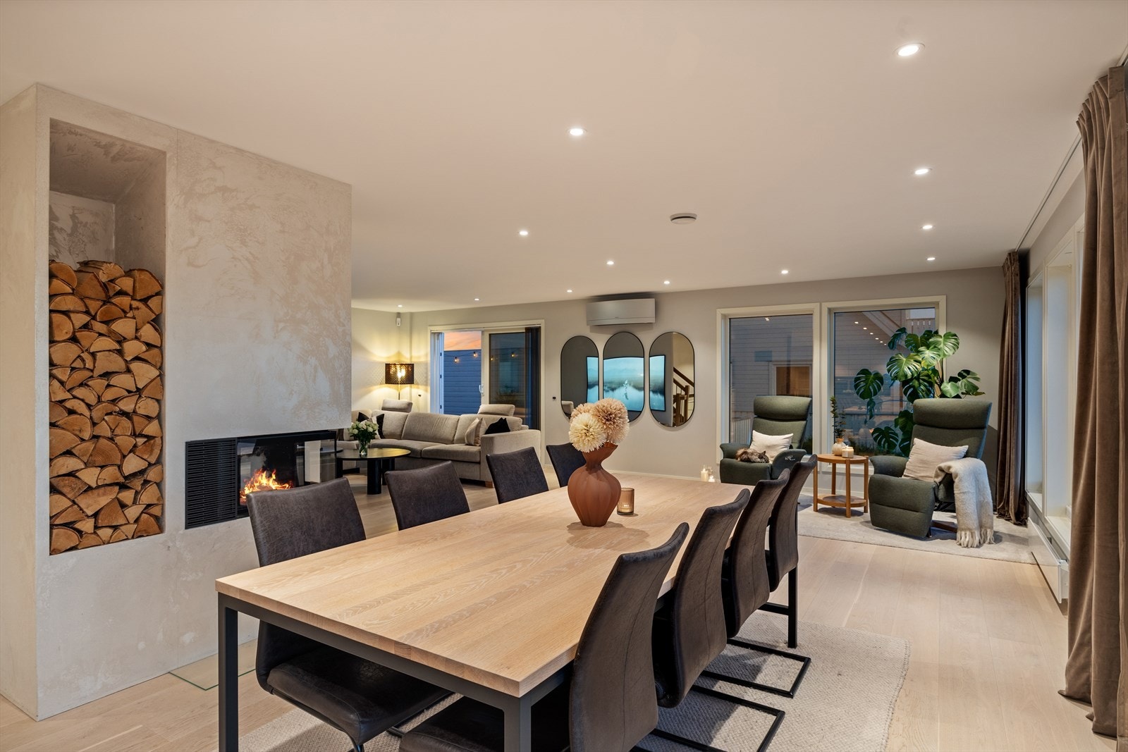 I tillegg til den flotte vedovnen er det montert inn en energibesparende og stilig varmepumpe. Galleribilde