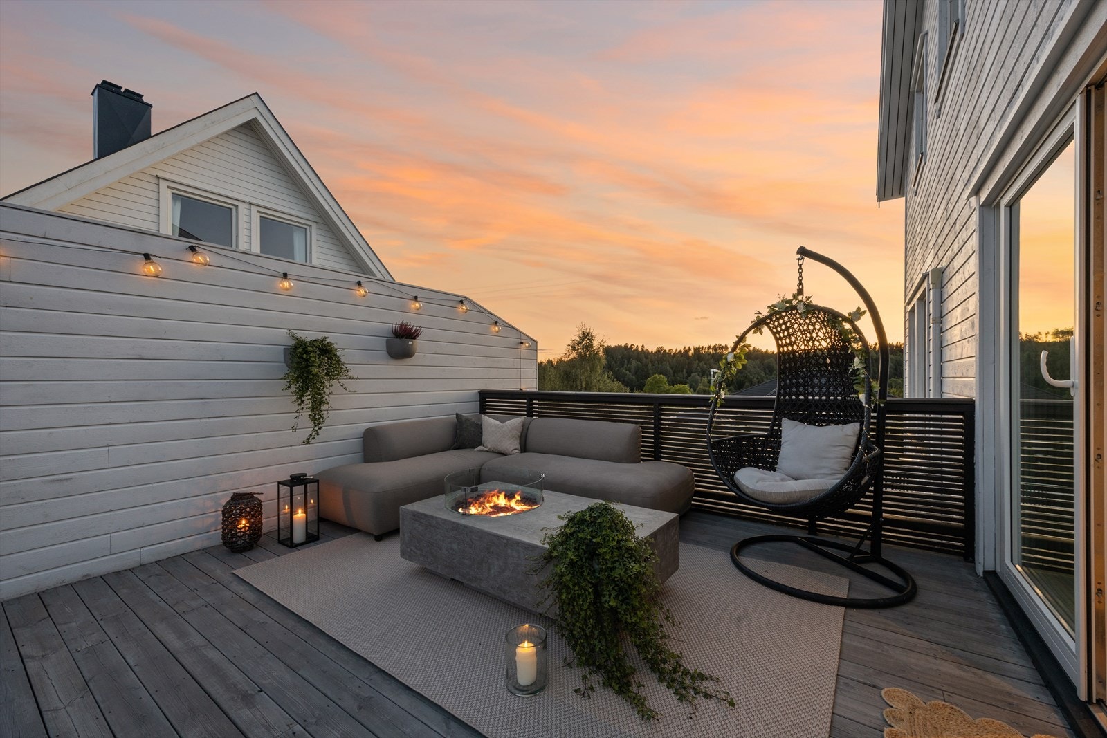 Fra stuen er det utgang til en stor terrasse på hele 96 m². Galleribilde
