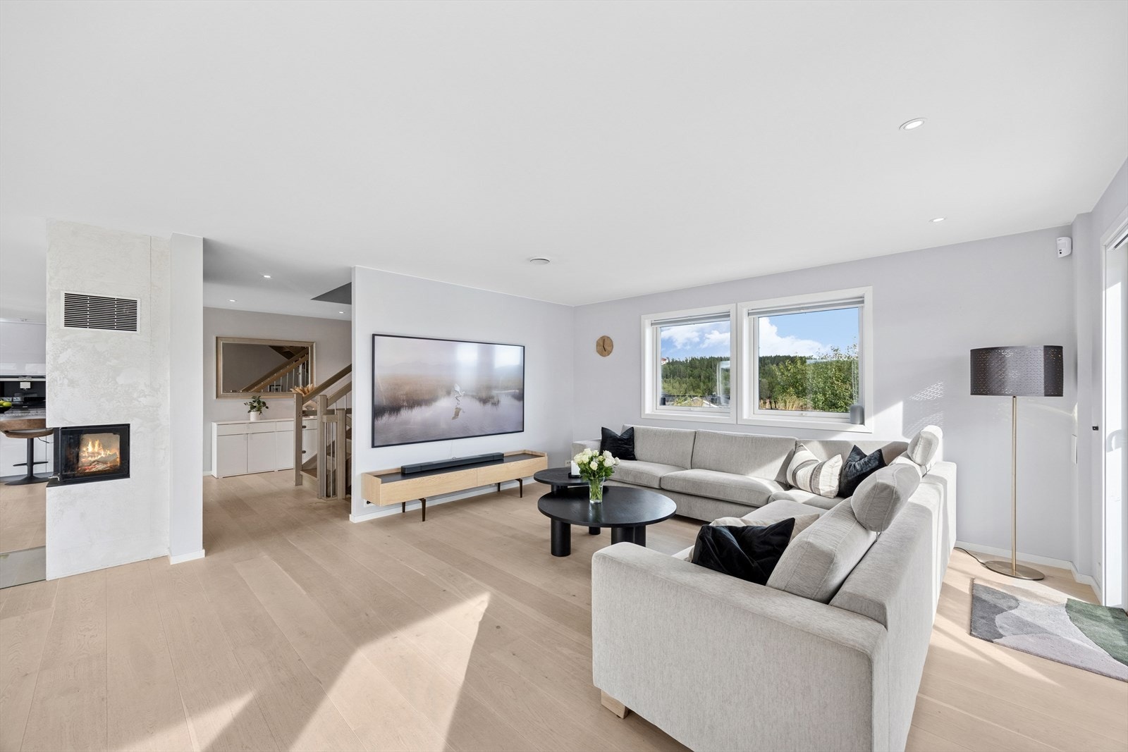 Stuens gode utforming og de tidløse fargevalgene på veggene gir et flott utgangspunkt for å innrede rommet etter eget ønske Galleribilde