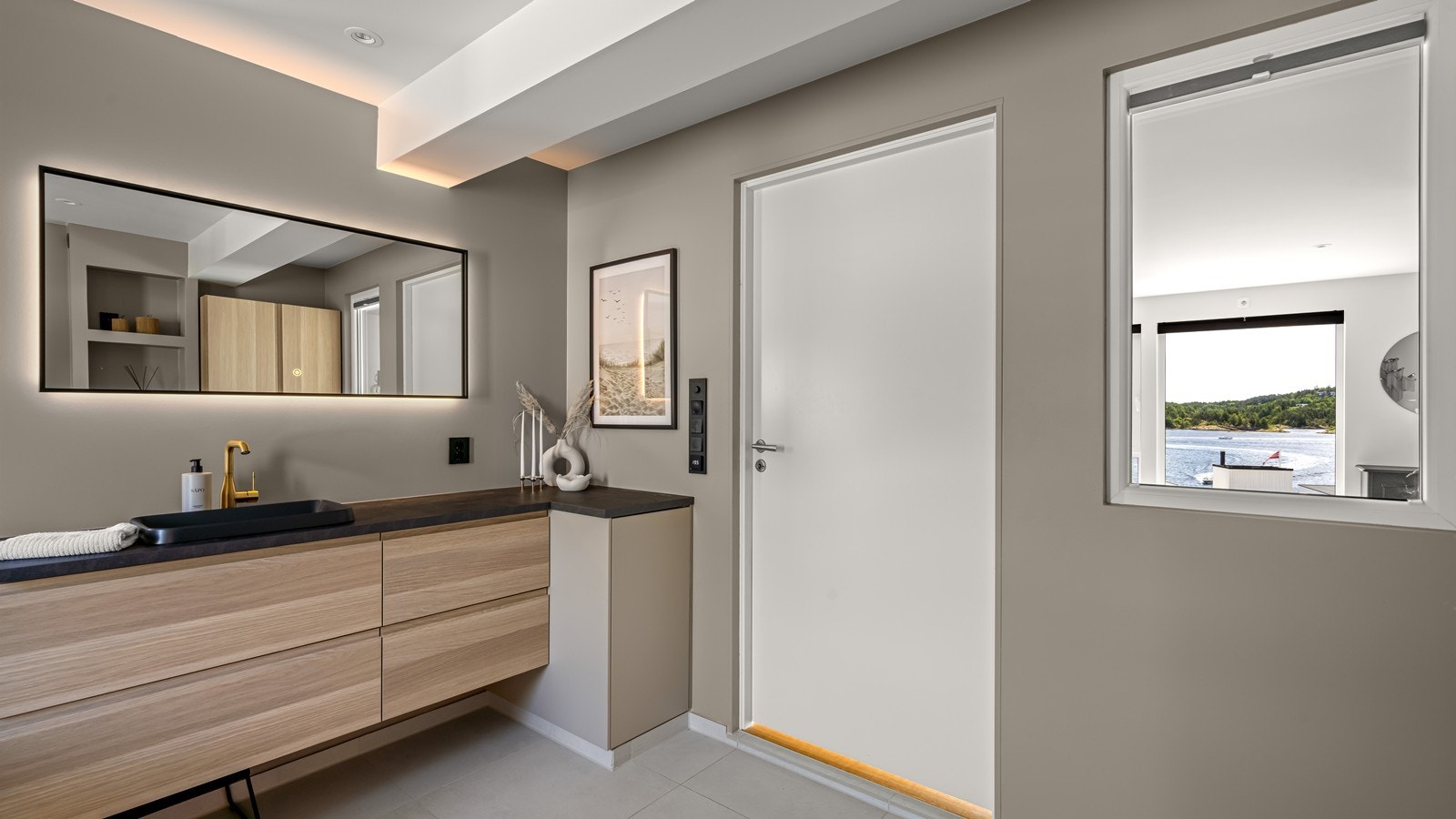 Fra badet har man faktisk utsikt mot Tromøysund fra dusjen. På badet er det også skittentøysjakt ned til vaskerommet. Galleribilde