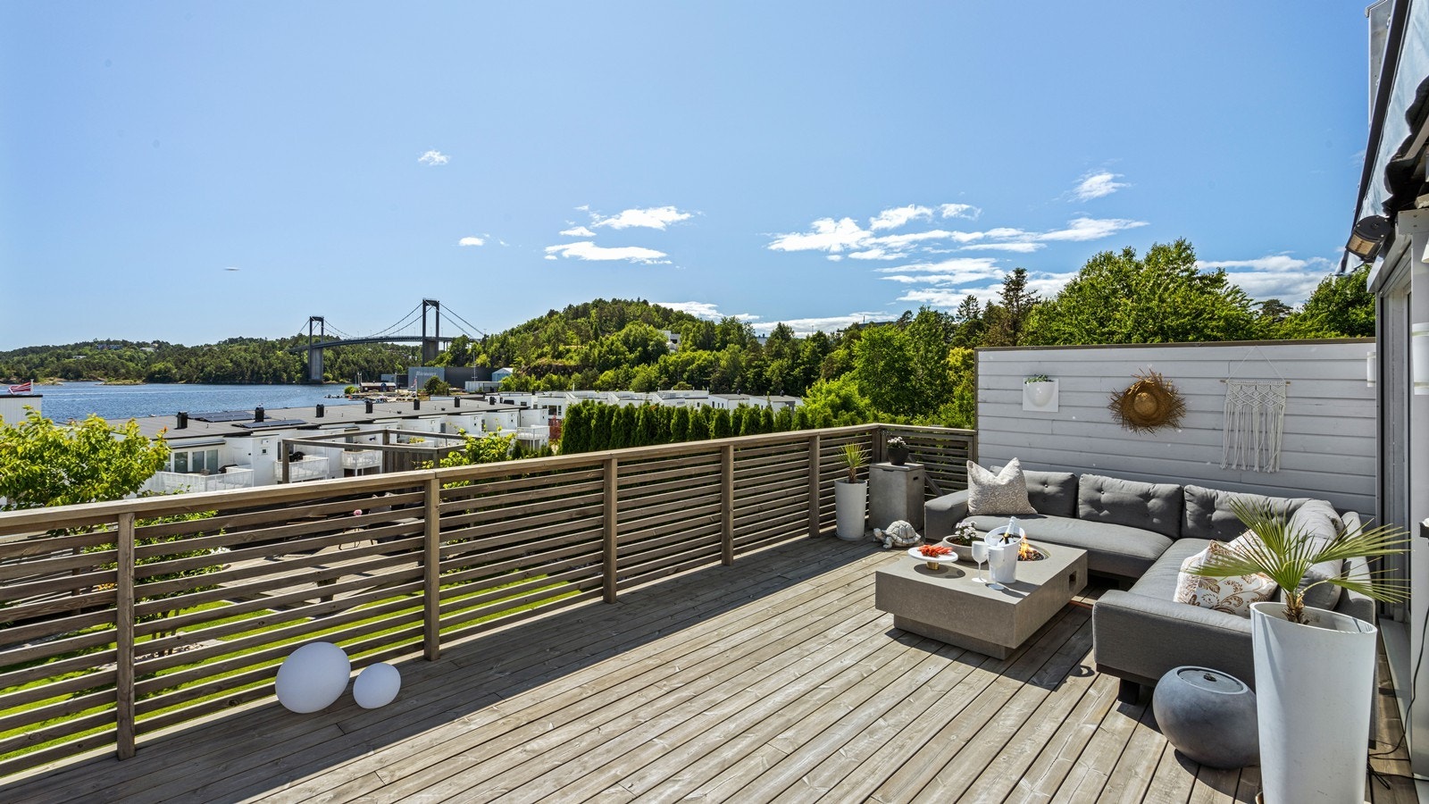 Utenfor stuen er det romslig og solrik veranda med god plass til sittegrupper Galleribilde