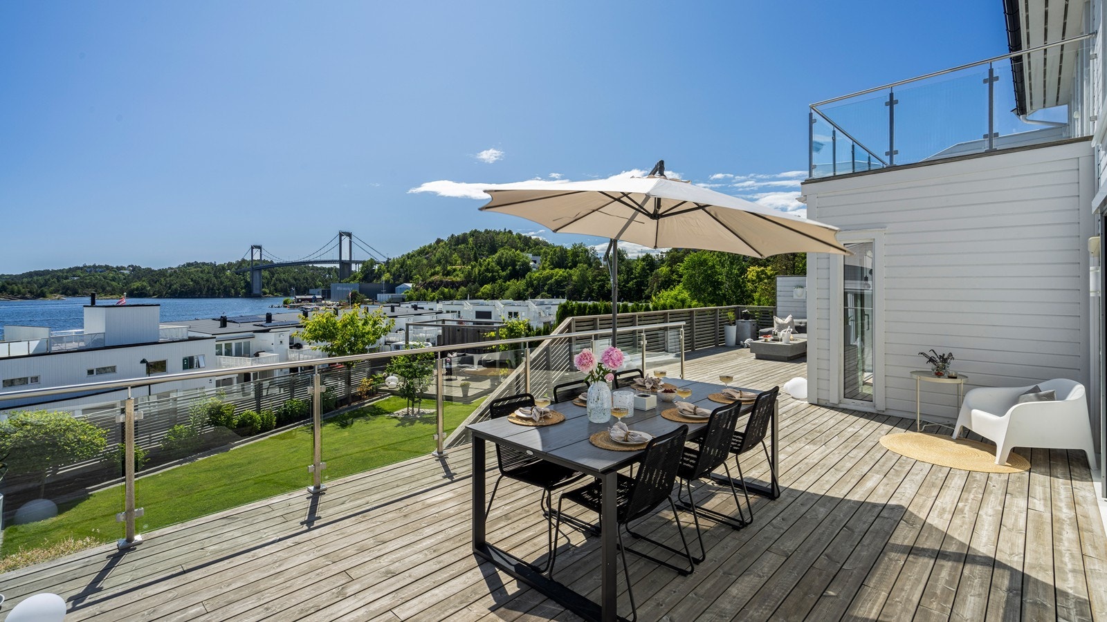 Glassrekken gir god tilgang til utsikten og hagen Galleribilde