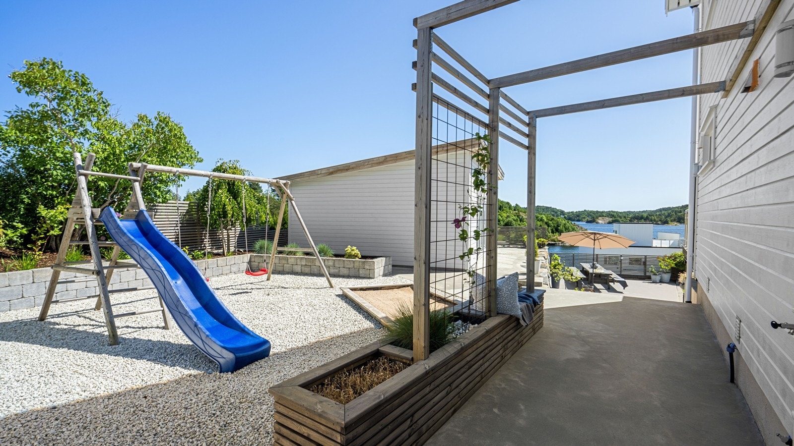 Tomten fremstår som svært gjennomført og nøye gjennomtenkt. Det er fine betong- og steinarbeider Galleribilde