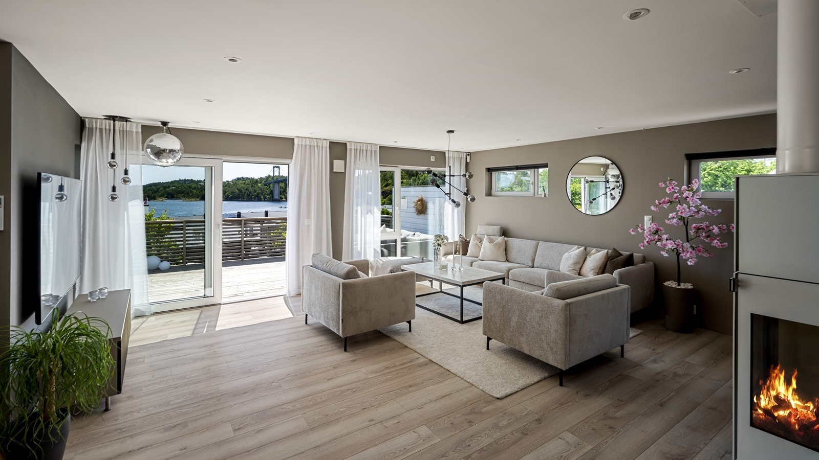 Fra stuen er det nydelig sjøutsikt Galleribilde