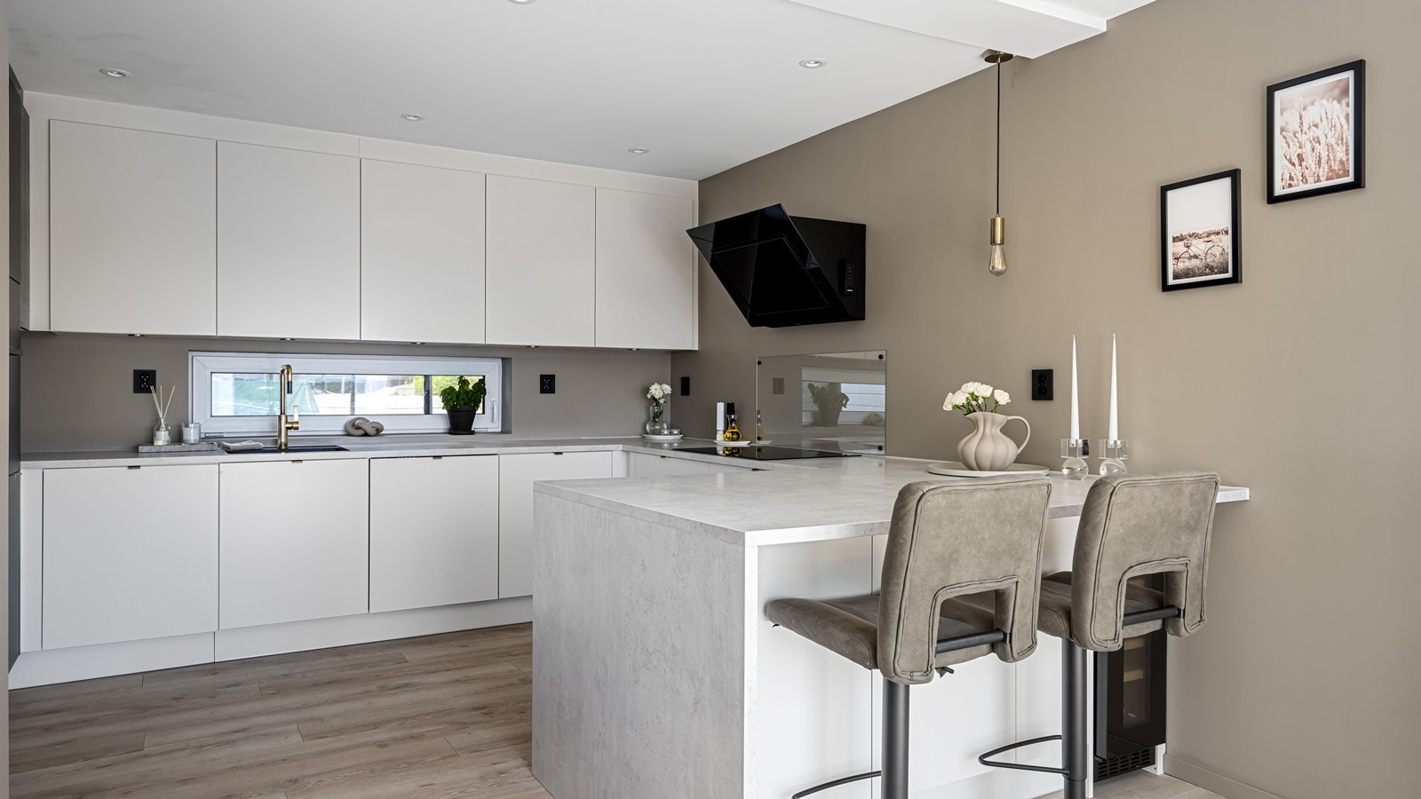 Lyst og delikat HTH kjøkken med svært god benk- og skapplass Galleribilde