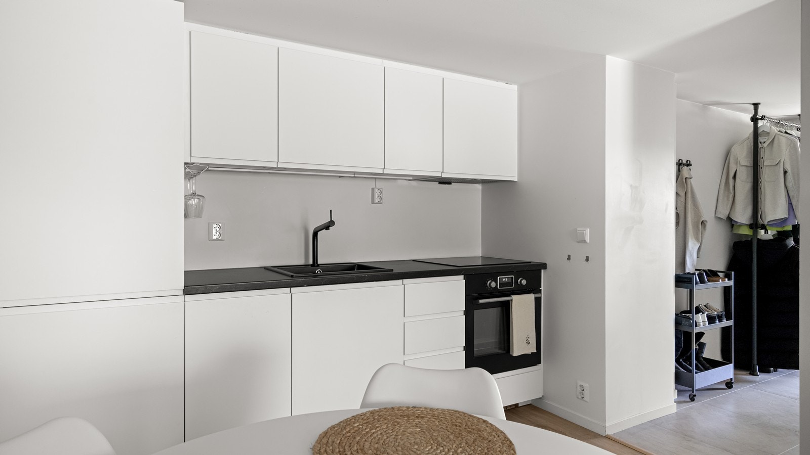 Lyst og fint kjøkken med integrerte hvitevarer Galleribilde