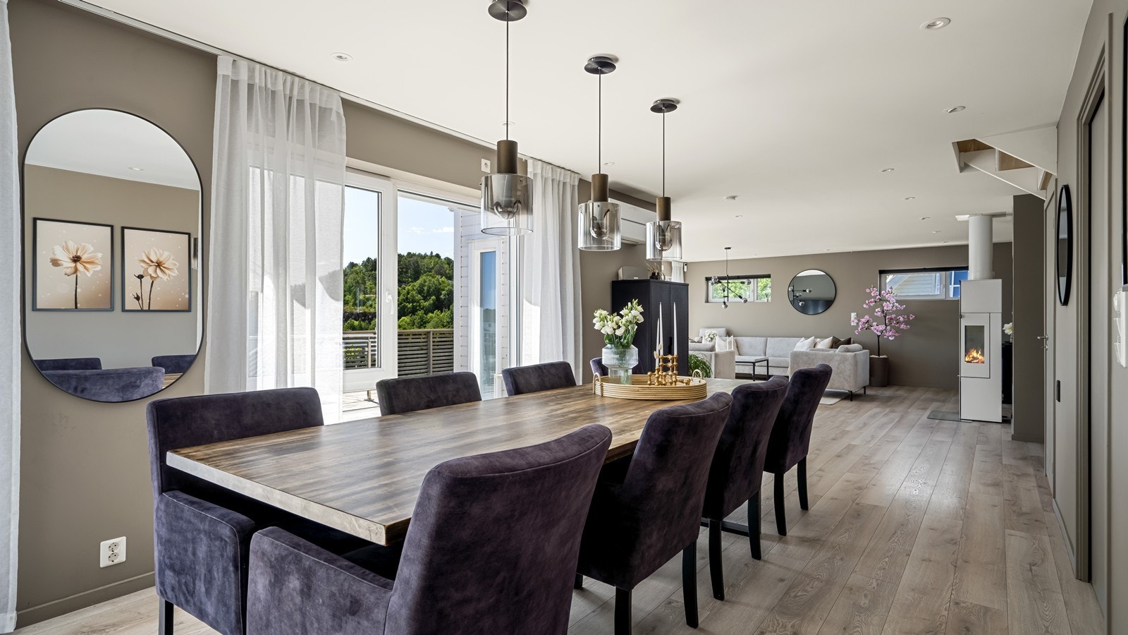 Ved spisestuen er det montert varmepumpe. Fin og stemningsskapende vedovn ved stuen Galleribilde