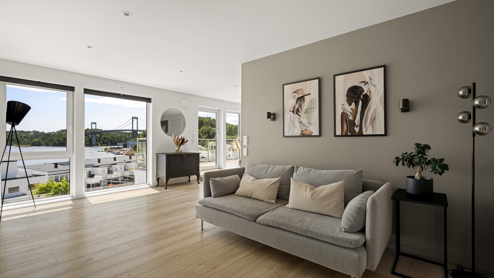 God plass til sofa, bord og tv med tilhørende møblement Galleribilde