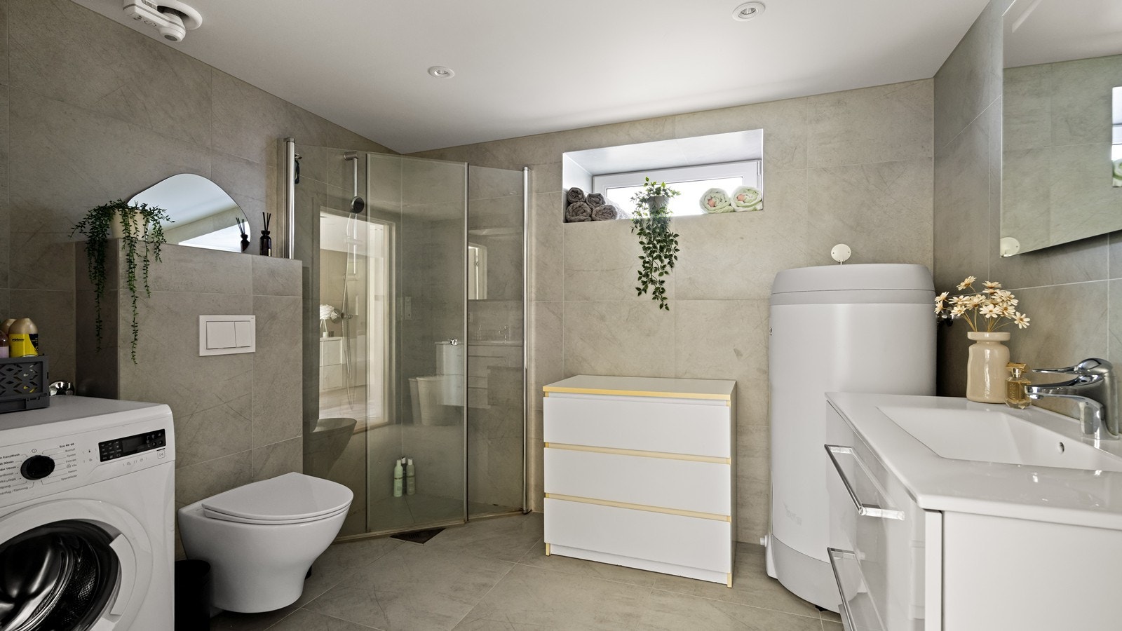 Lekkert bad med opplegg for vaskemaskin Galleribilde