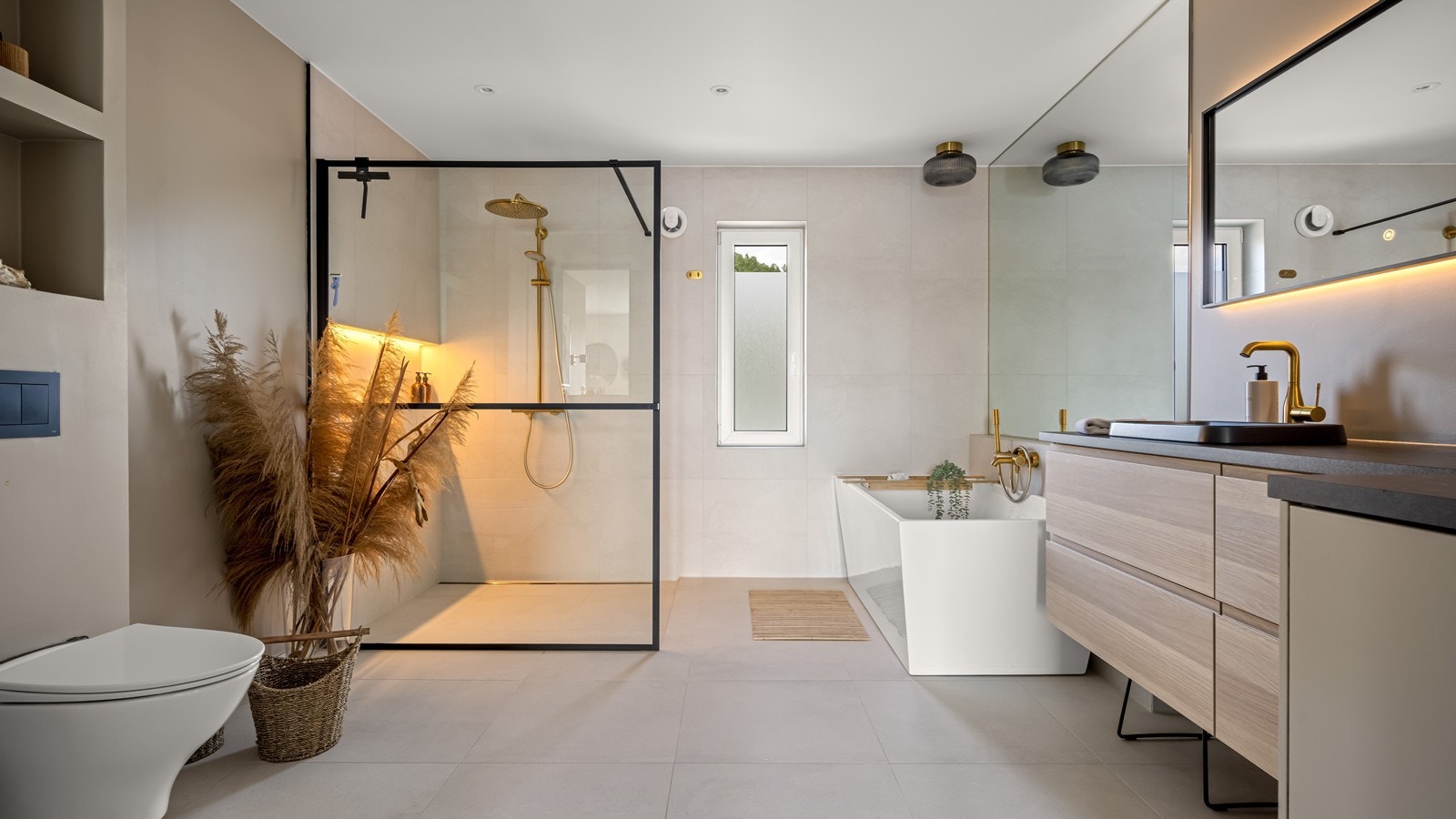 Delikat og romslig bad fra 2022 med badekar og dusj Galleribilde