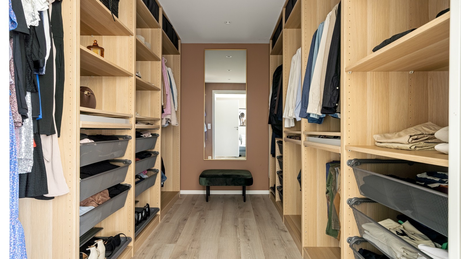 Like ved det første soverommet er det romslig walk-in-closet Galleribilde