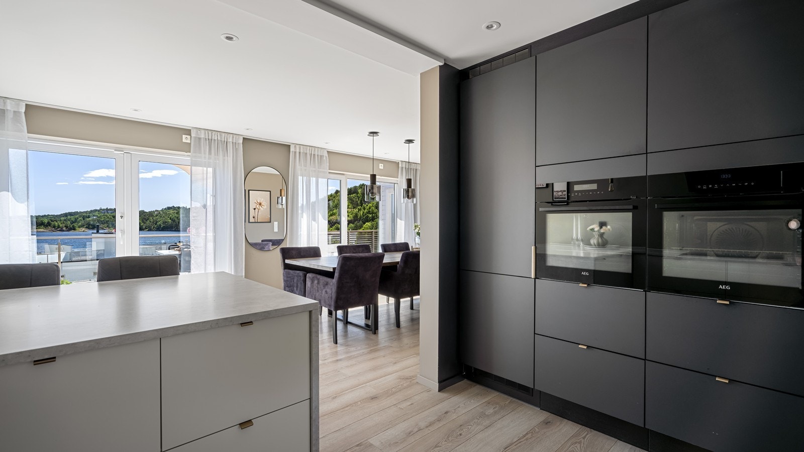 Høyskapene er i sort kontrast og har bl.a. 2 stekeovner, hvorav en er kombinasjon med dampfunksjon. Galleribilde